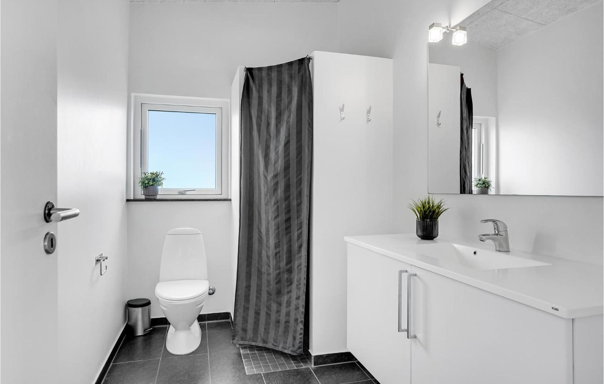 Four-Bedroom Vacation Home photo 3