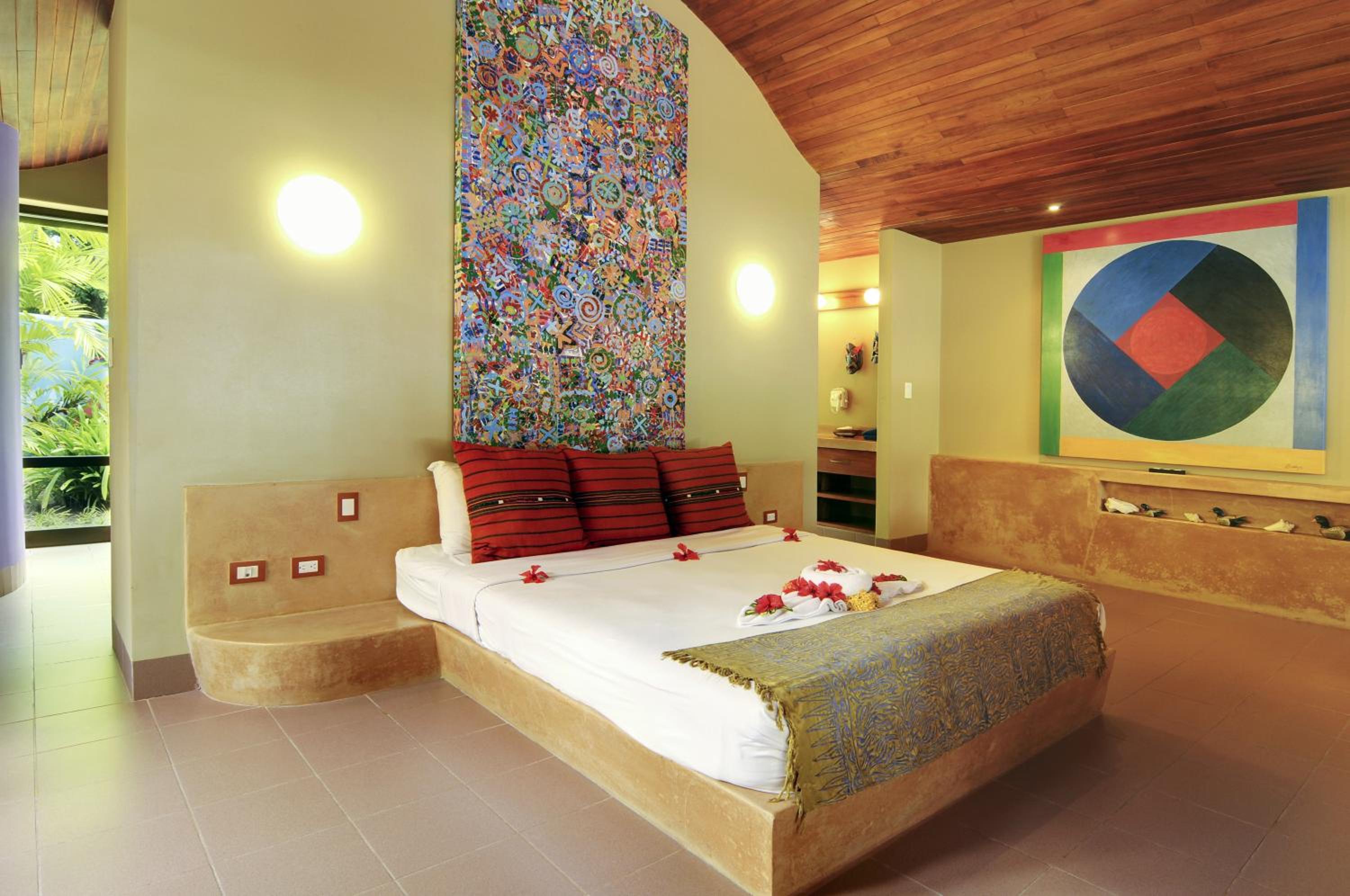 Beachfront Villa 1 king Bed - Photo 1