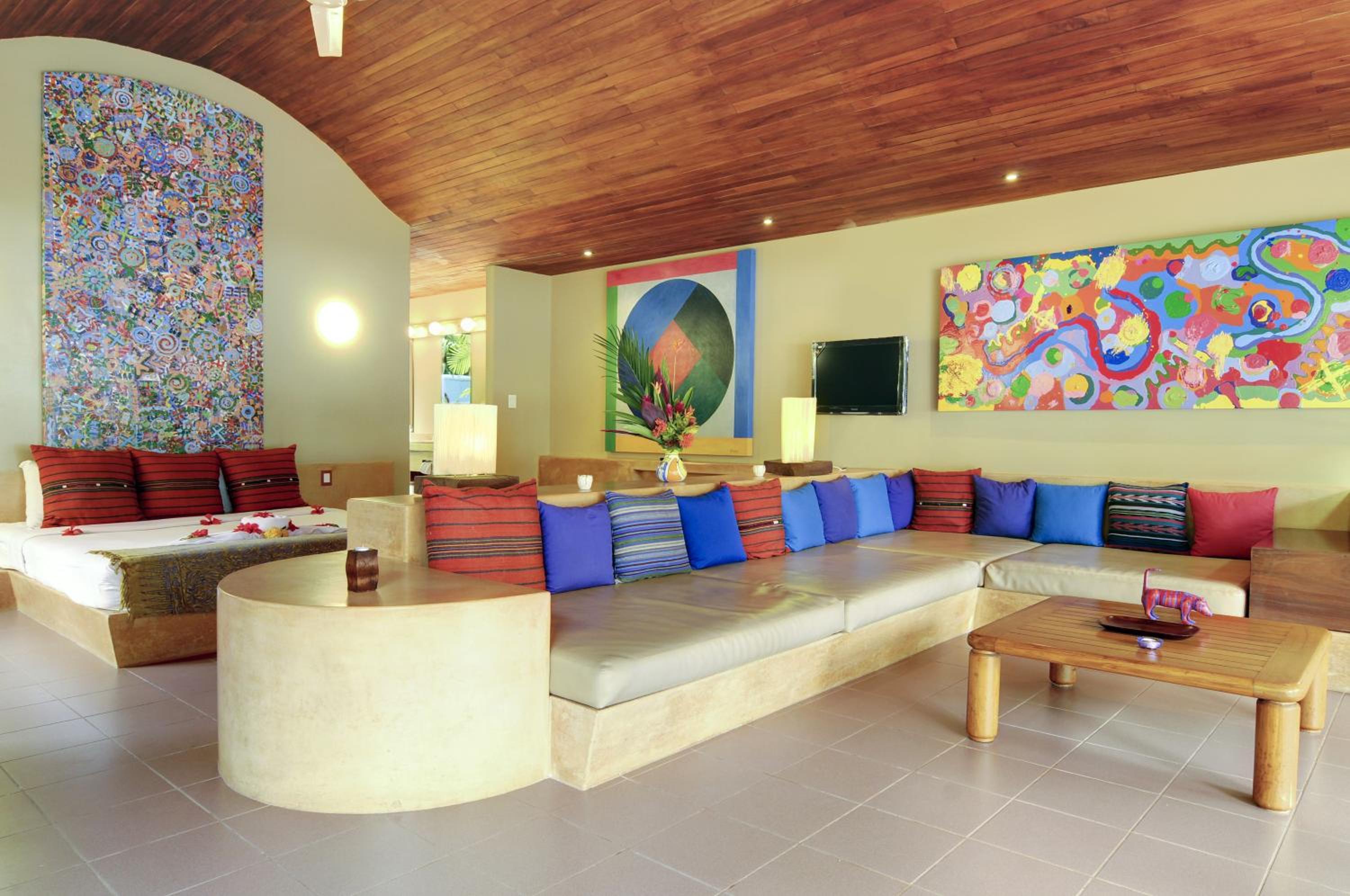 Beachfront Villa 1 king Bed - Photo 2