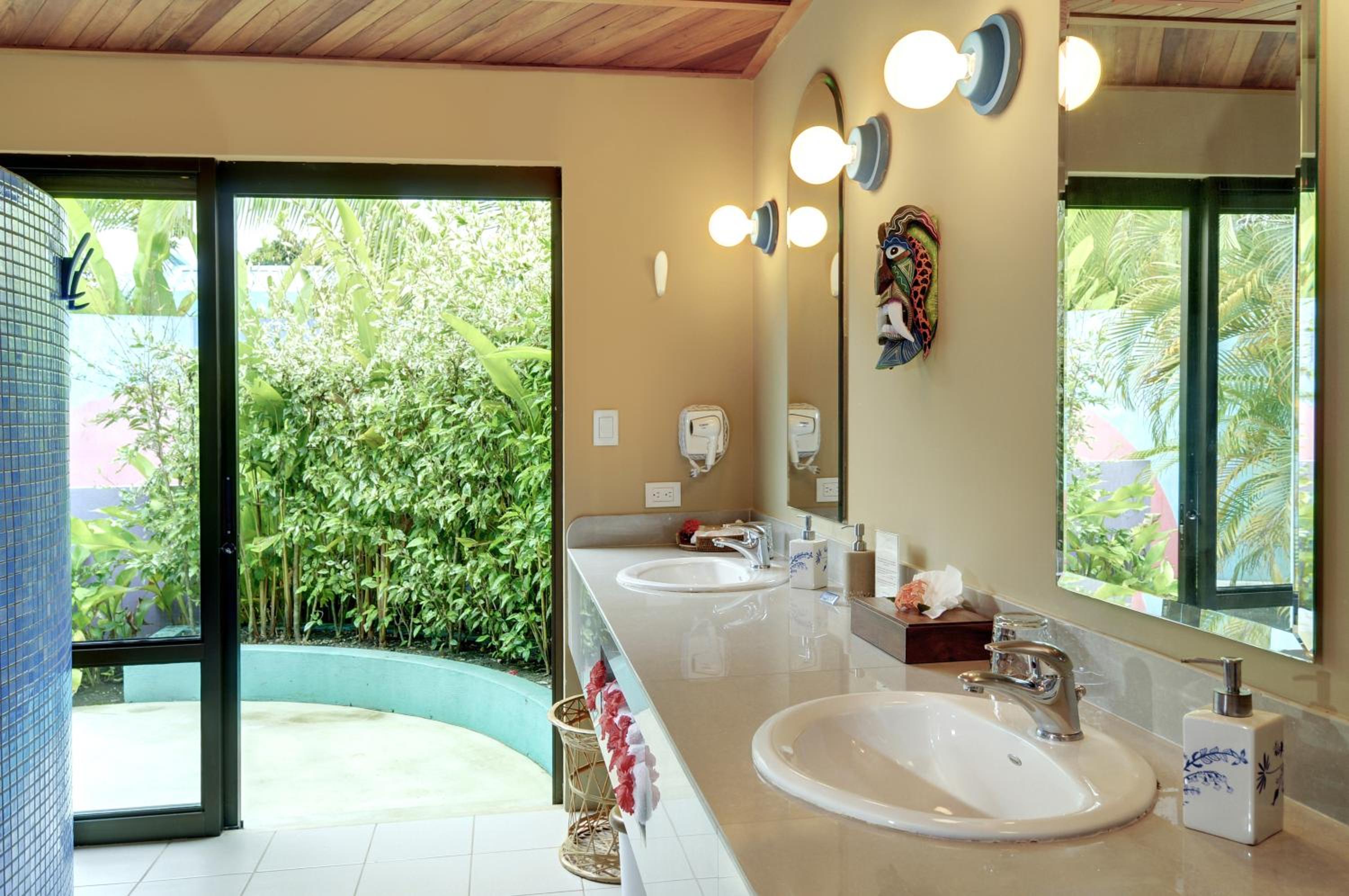 Garden Bungalow with 2 Full Beds (4 Adults) - Photo 7