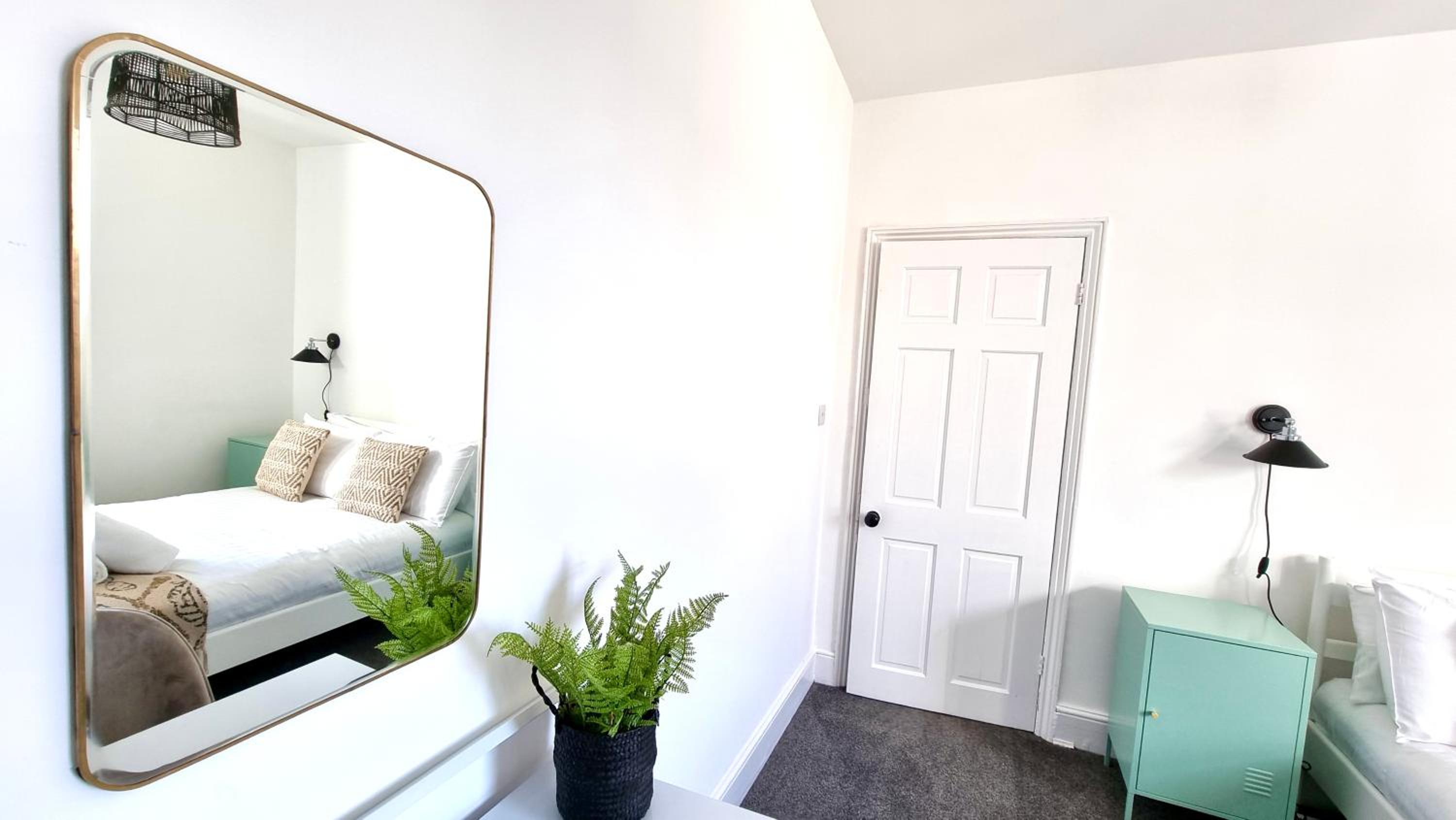 Five-Bedroom House photo 1