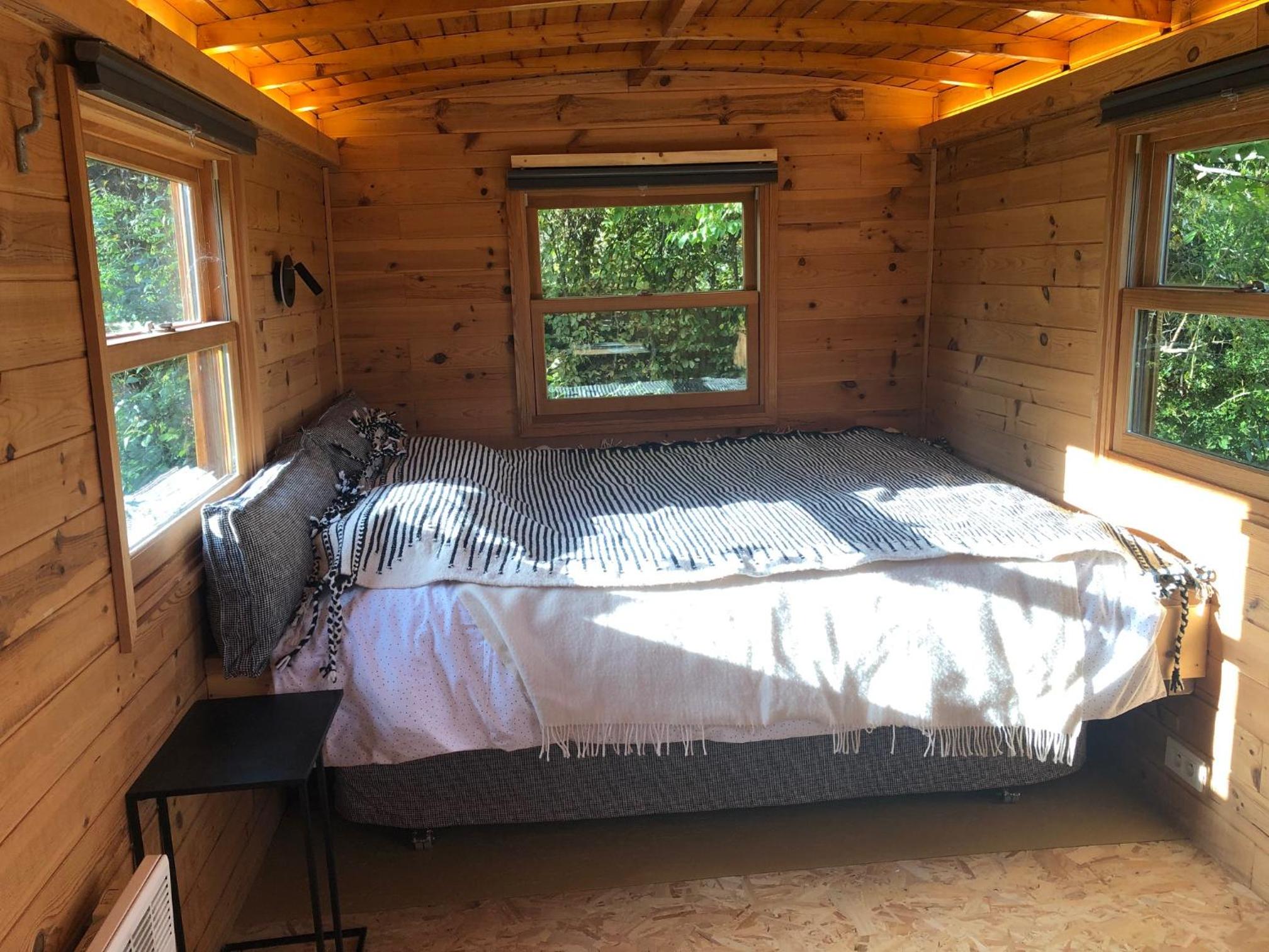 Small House with a Double bed and a Lake view photo 2