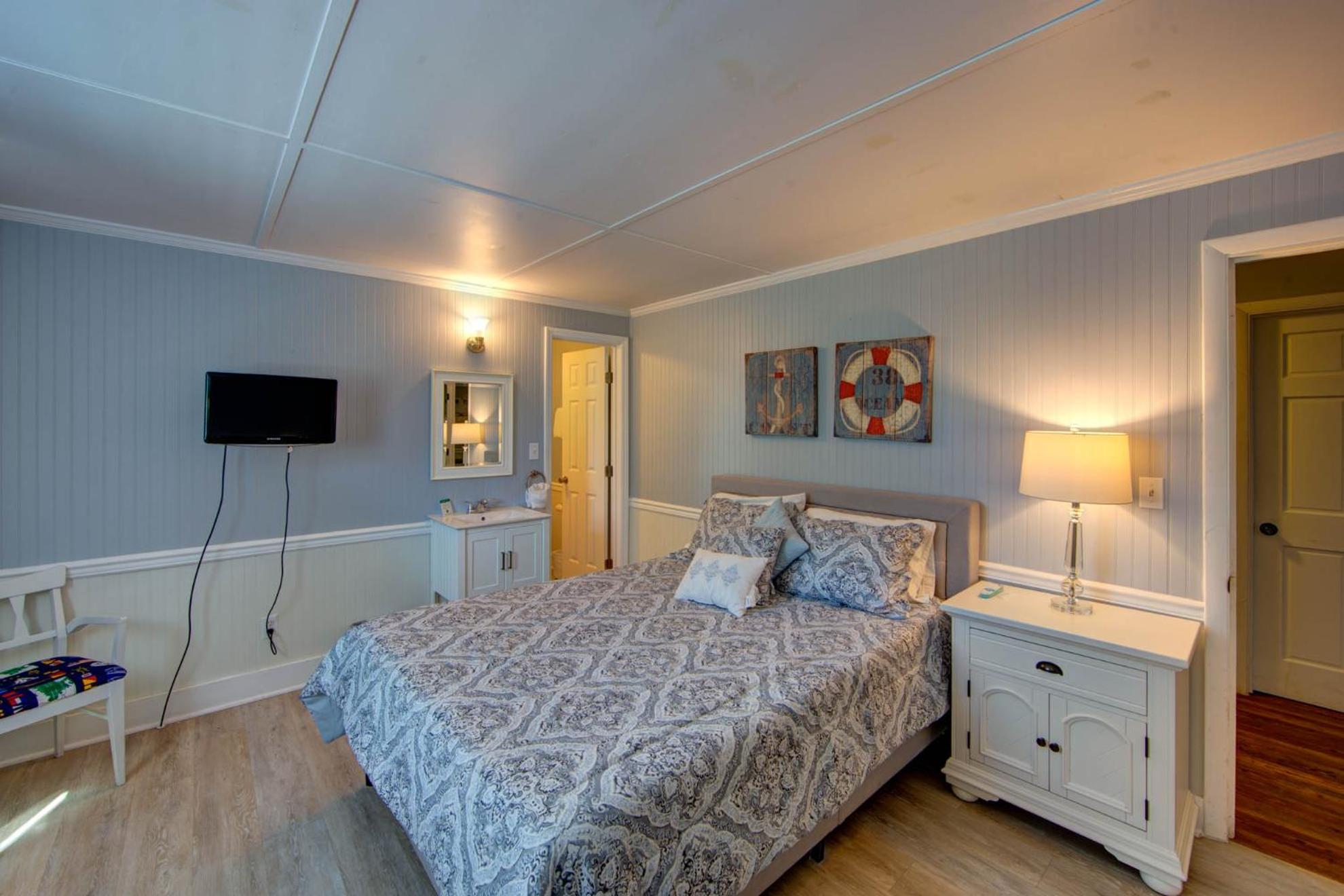 Standard Queen Room