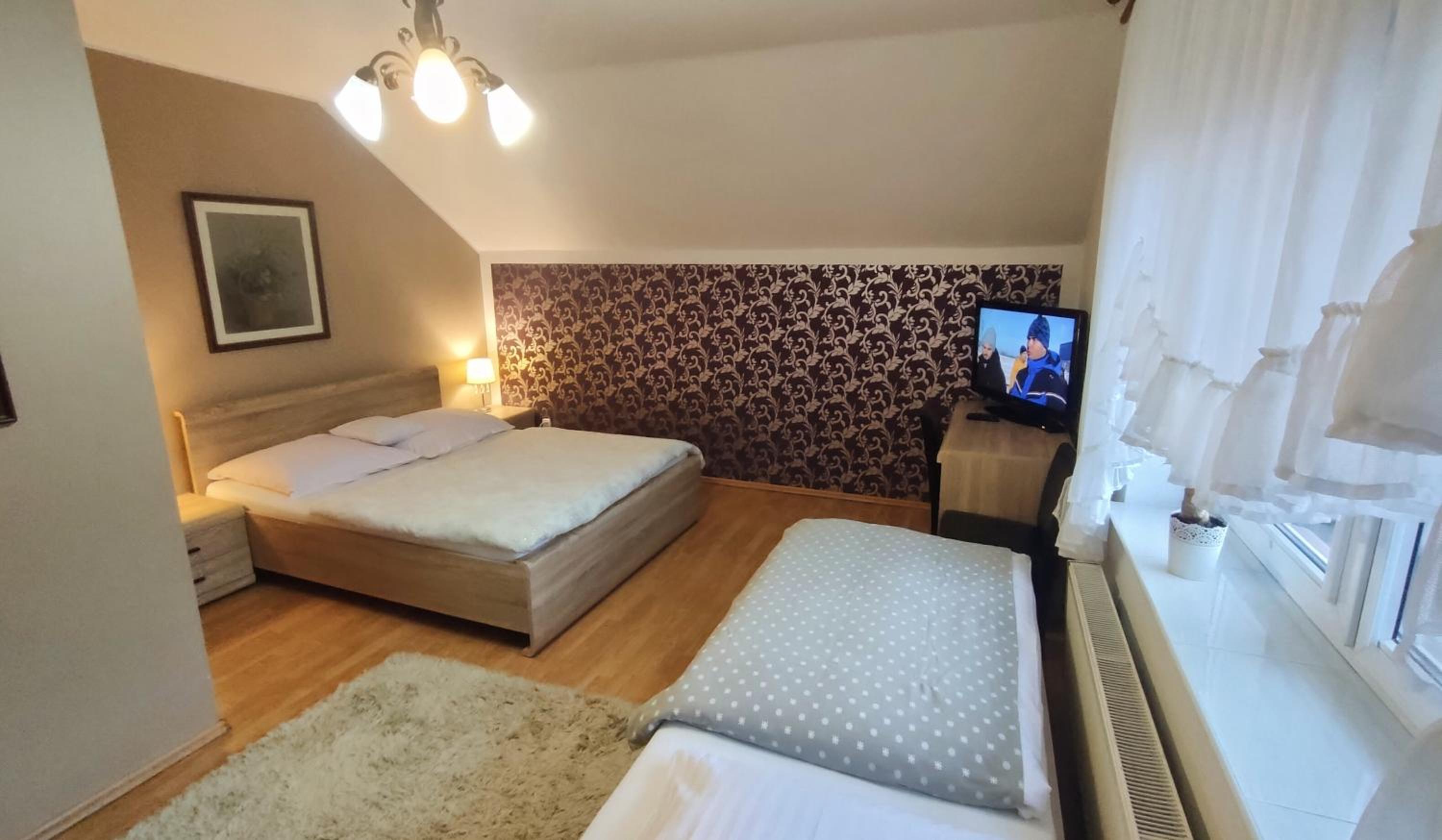 Large Double or Twin Room - Photo 3