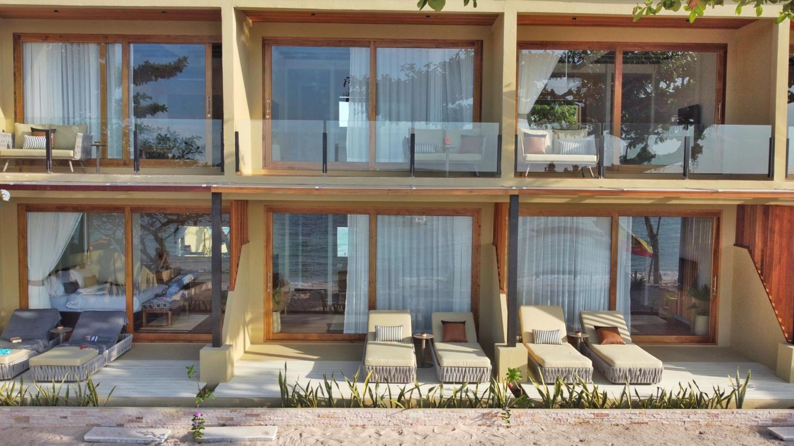 Beachfront Deluxe with Balcony - Photo 12