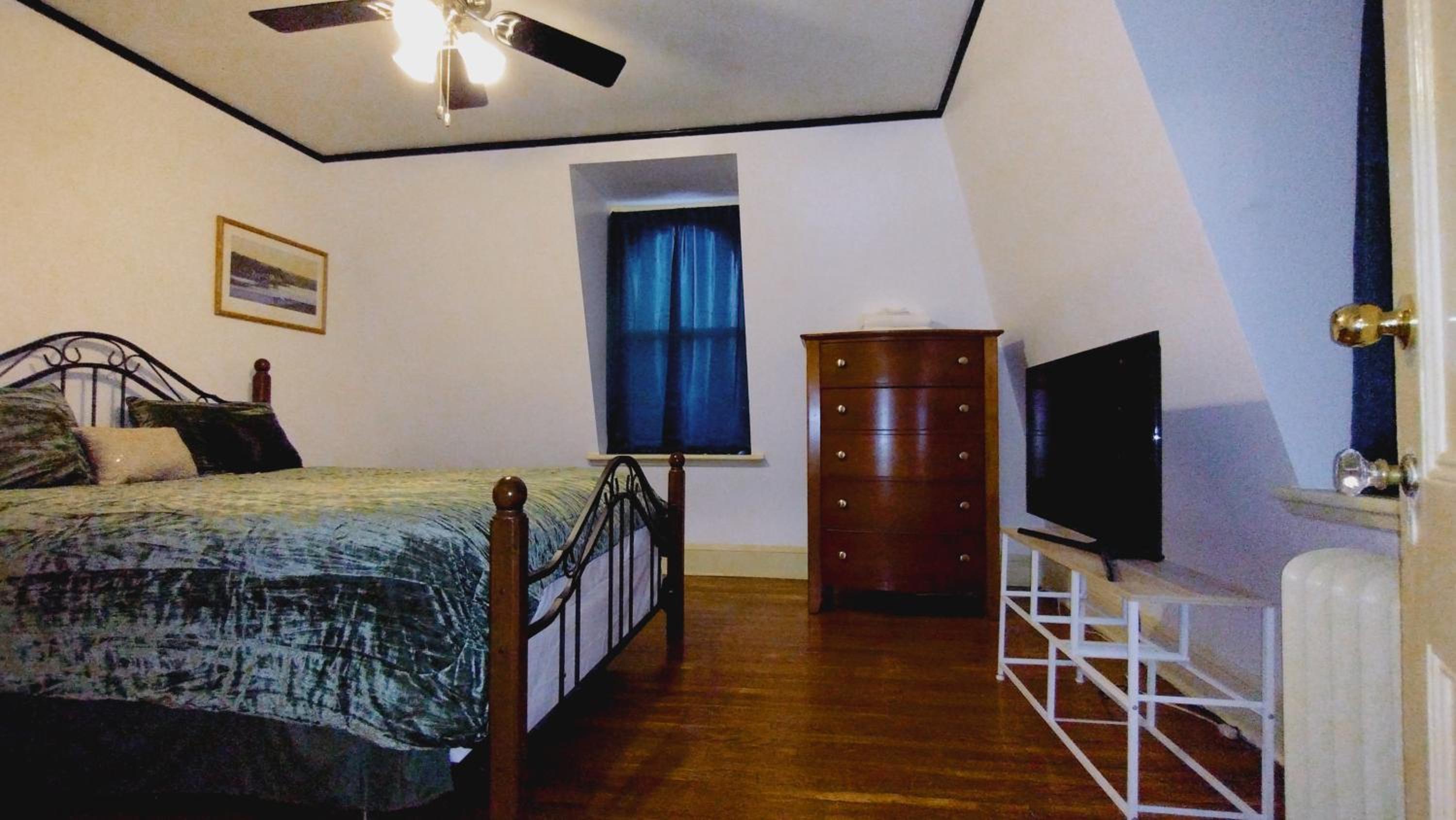 Deluxe Queen Suite photo 1