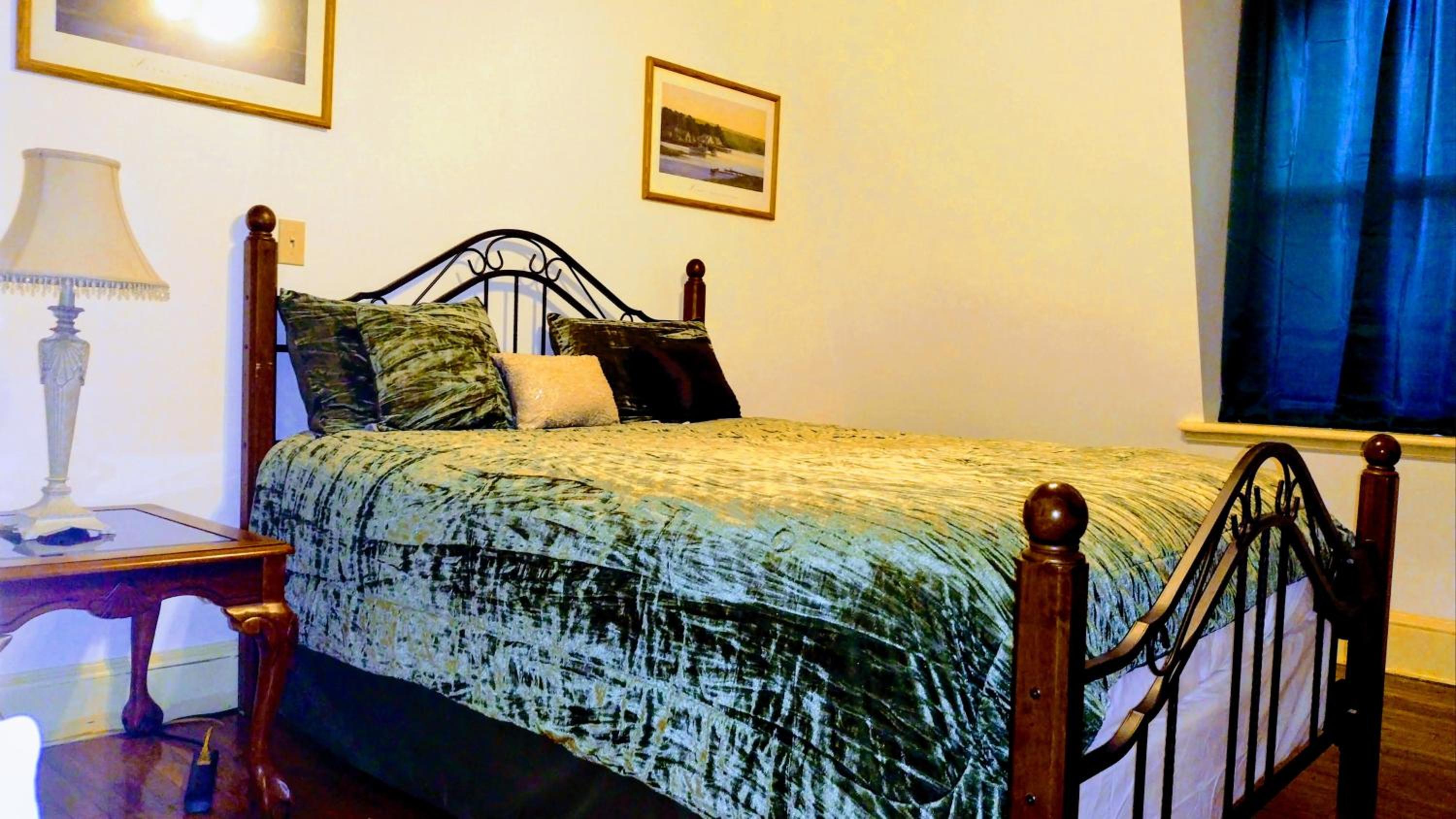 Deluxe Queen Suite photo 3