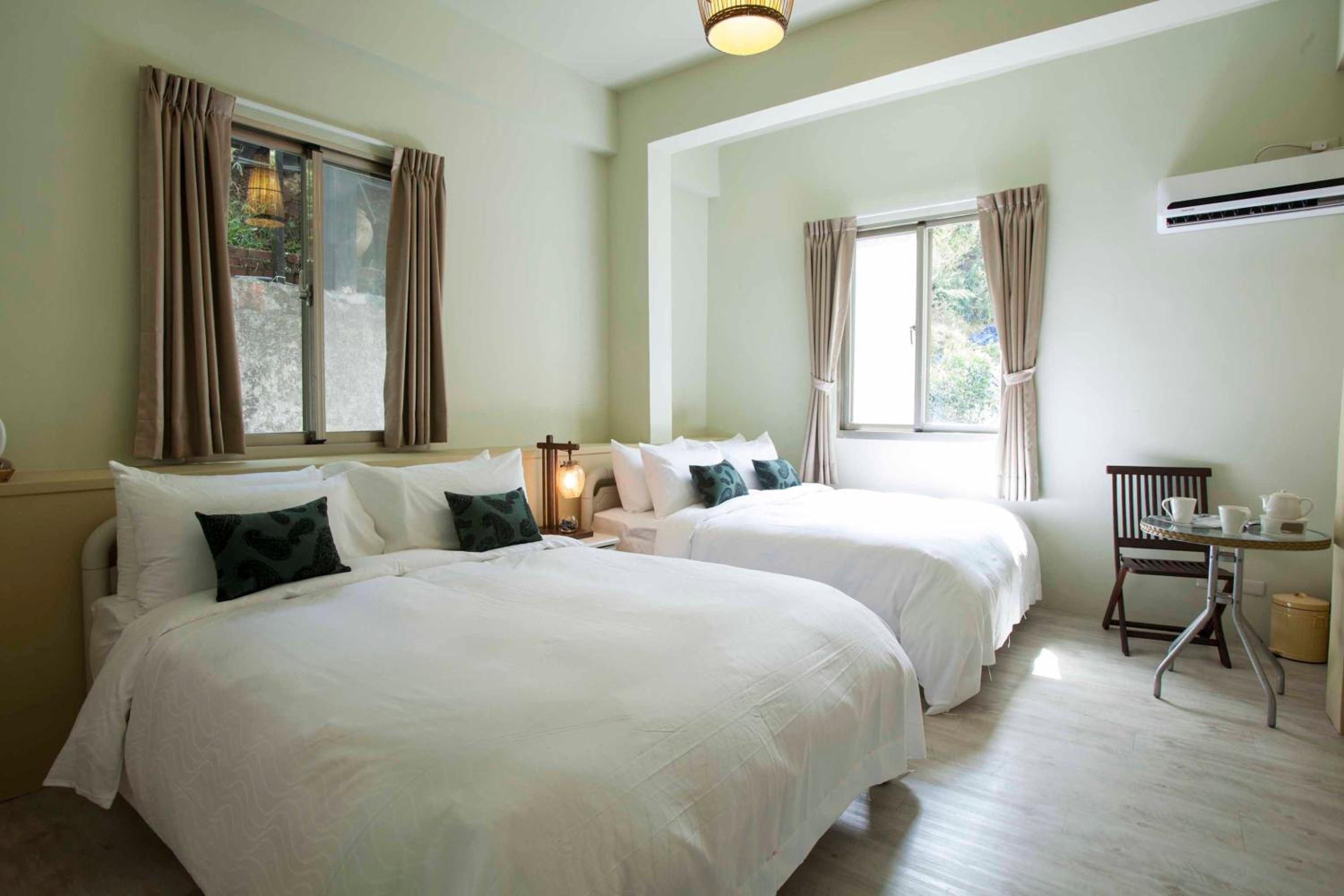 Quadruple Room with Private Bathroom photo 2