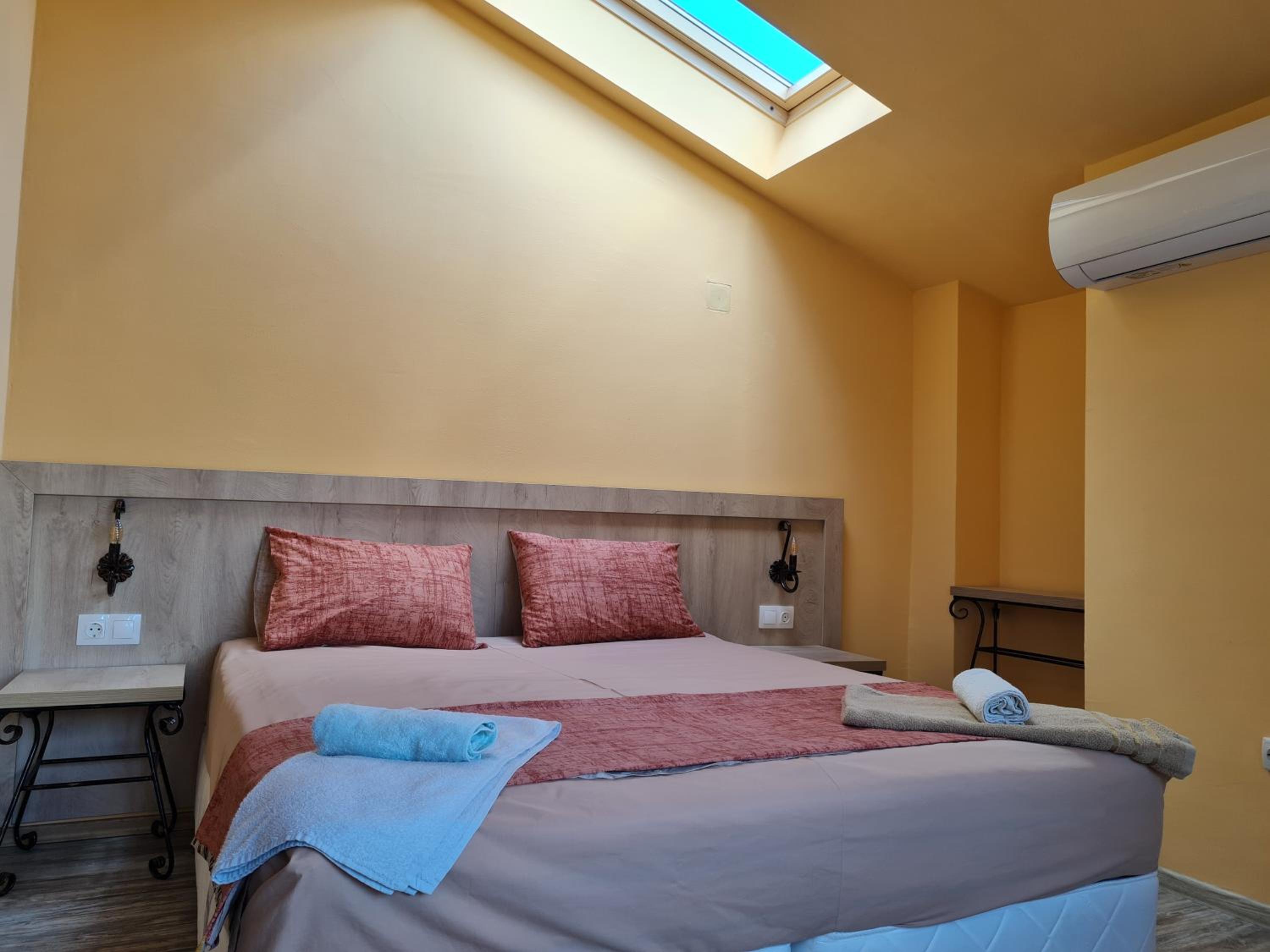 Five-Bedroom House photo 1