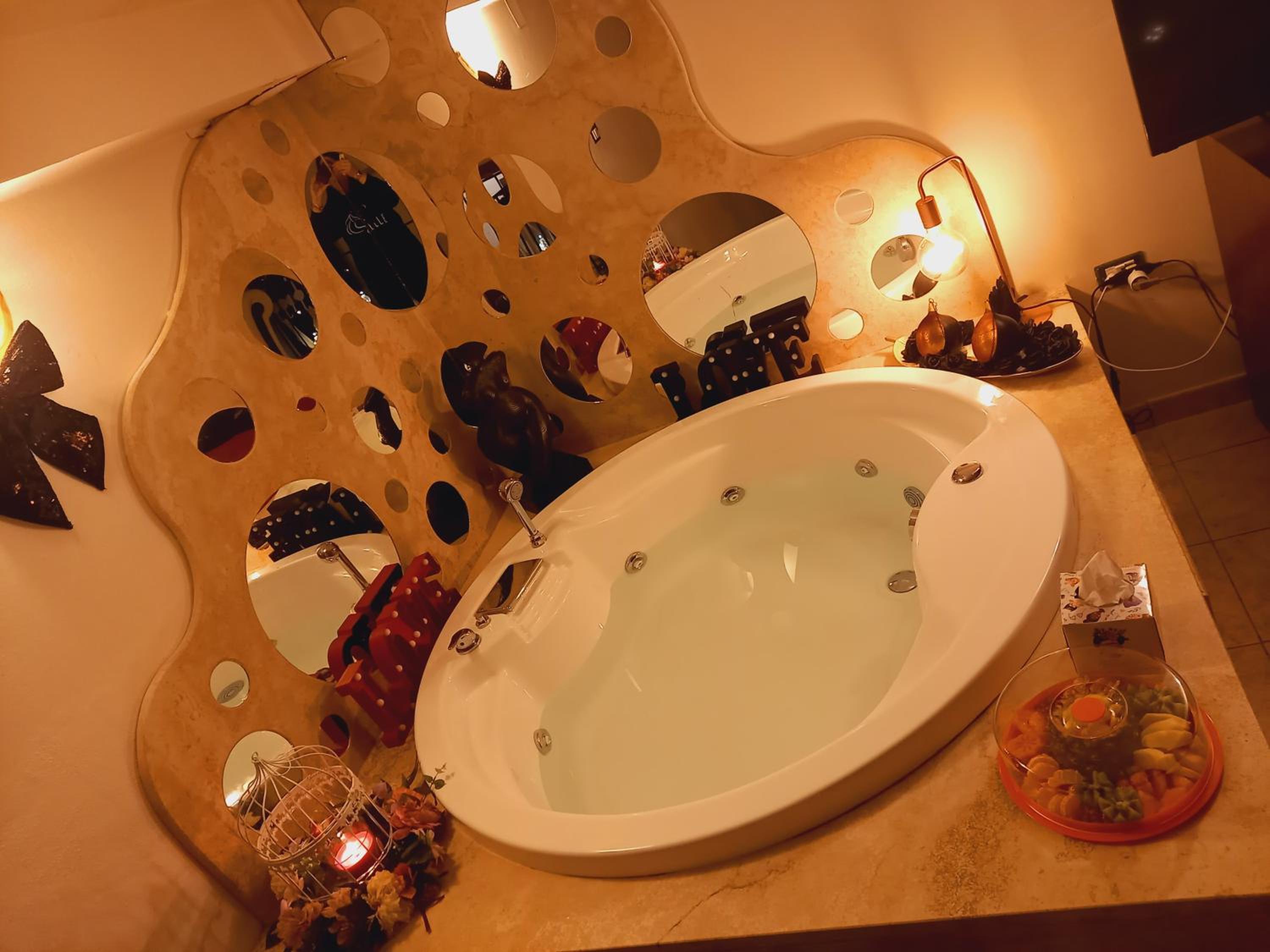 Queen Suite with Spa Bath - Photo 14