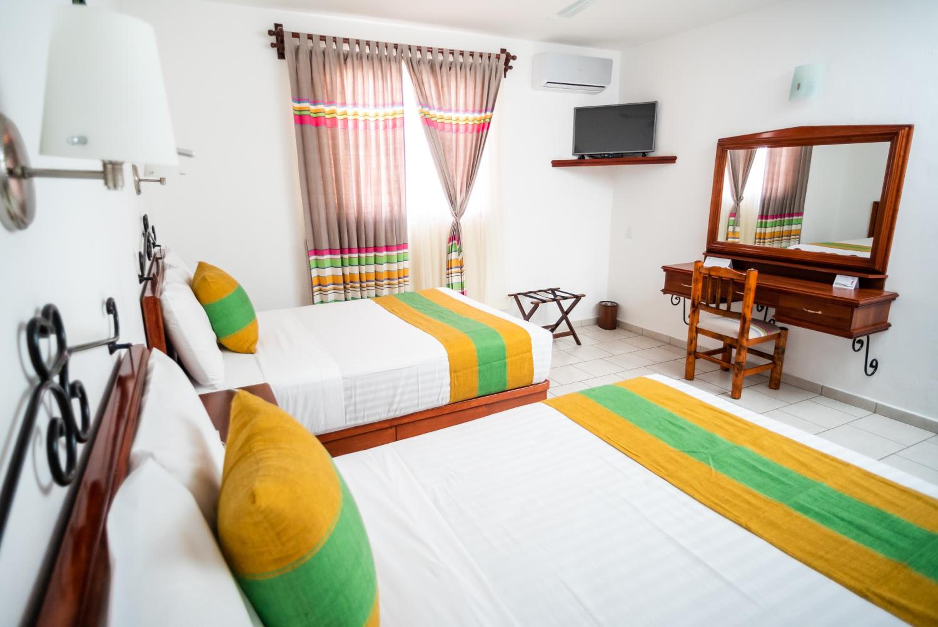 Double Room with Two Double Beds - Photo 3