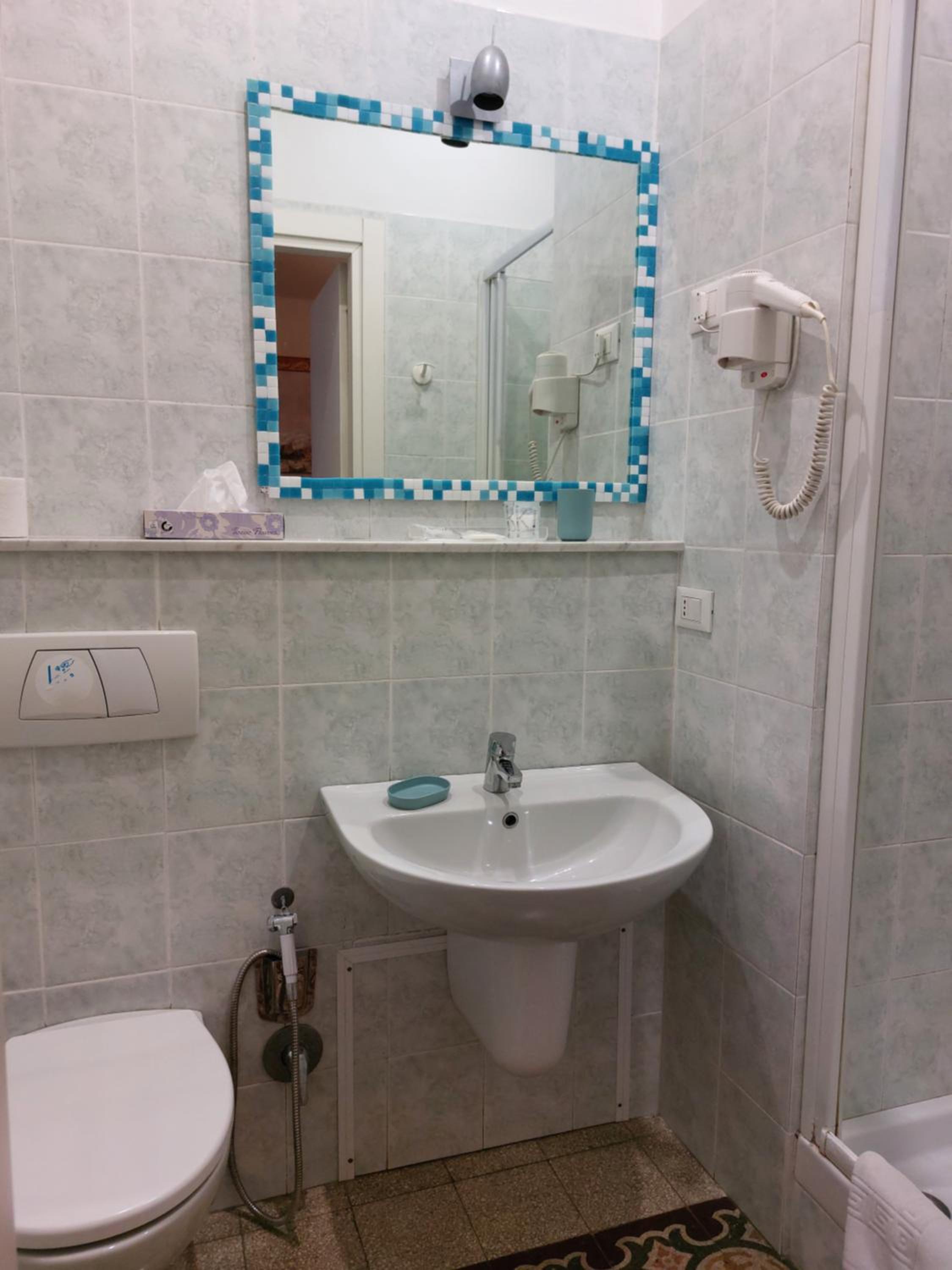 Double or Twin Room with Balcony - Photo 4