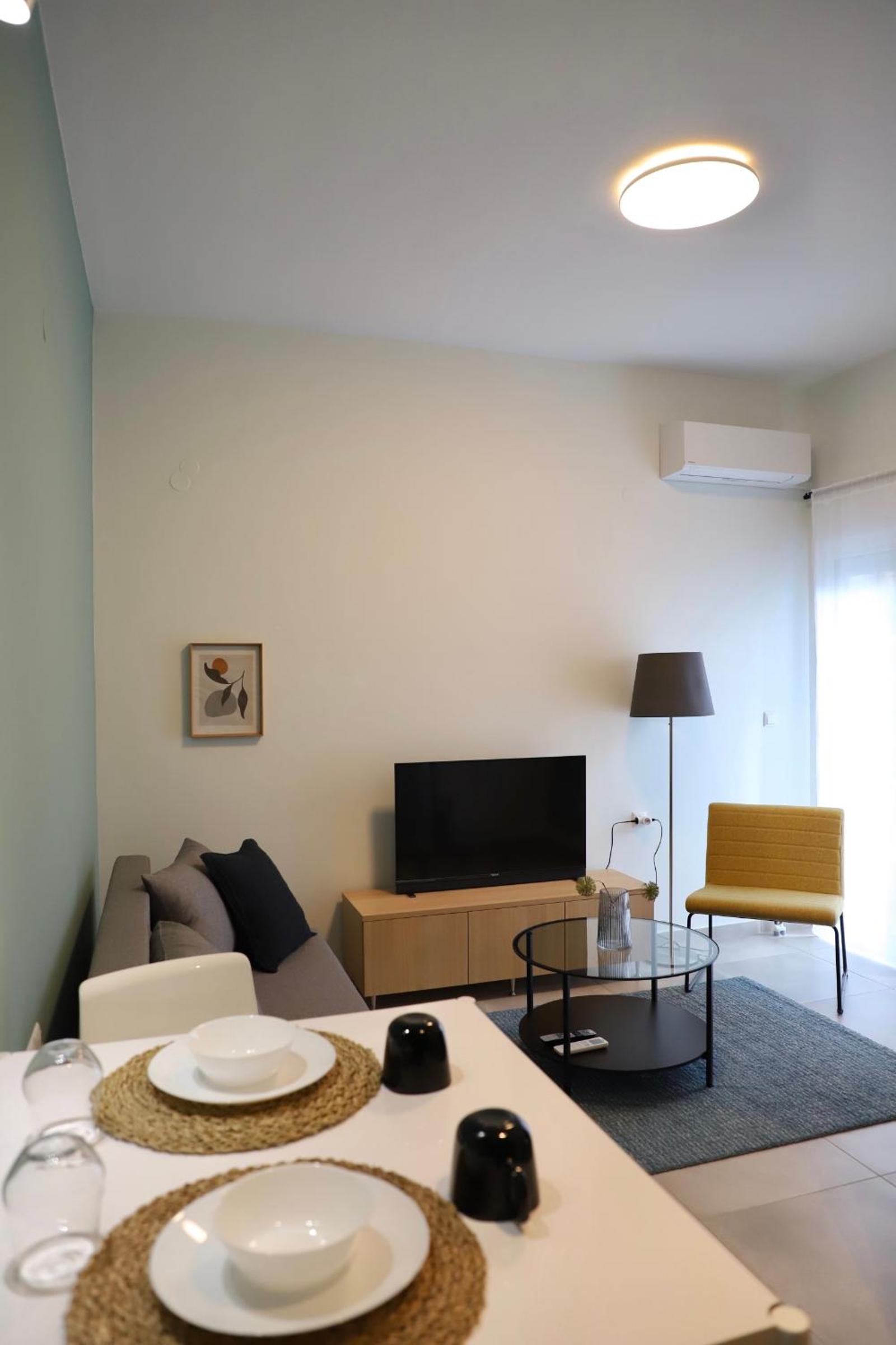 One-Bedroom Apartment photo 1