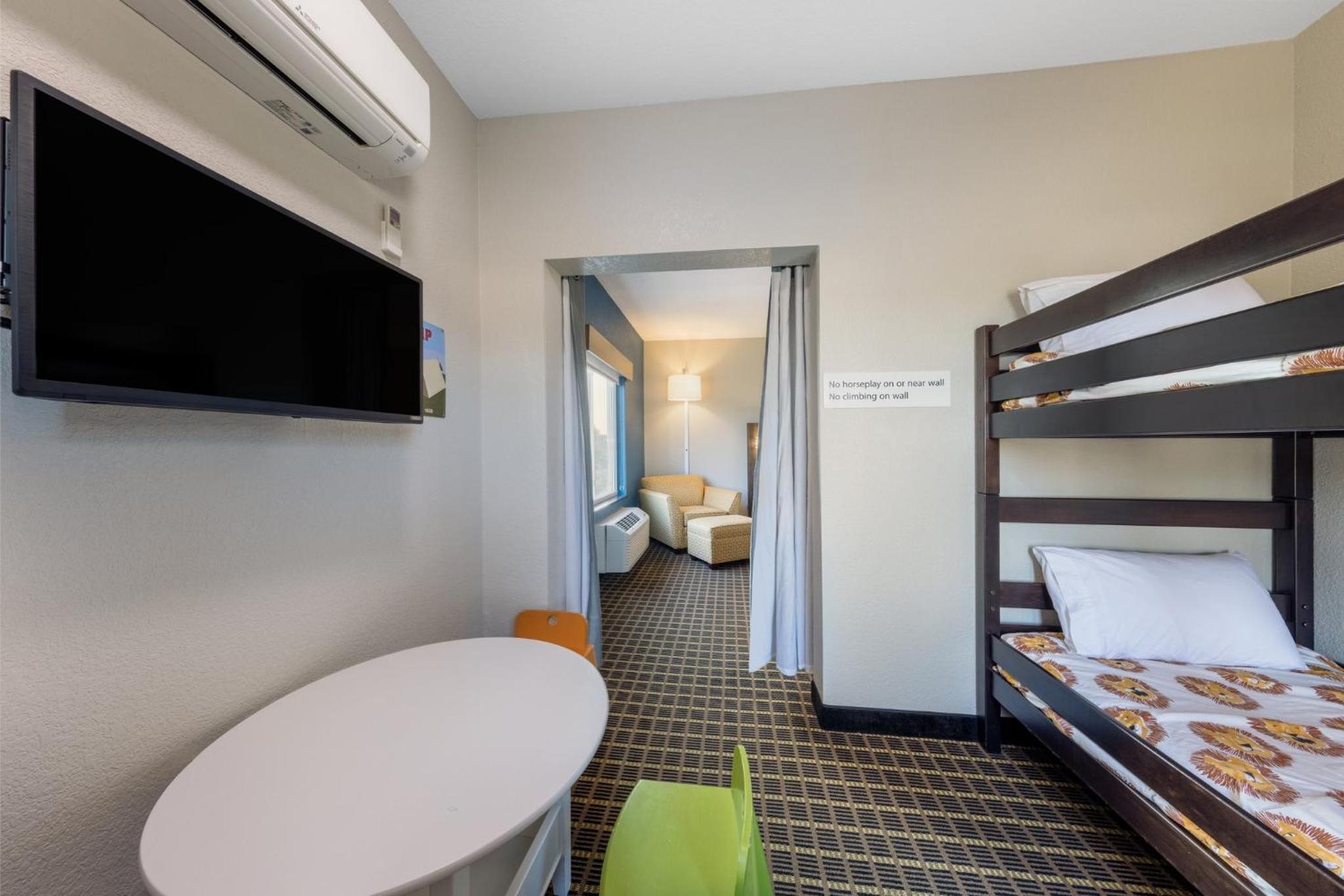 Kids Suite with King Bed - Non-Smoking - Photo 3