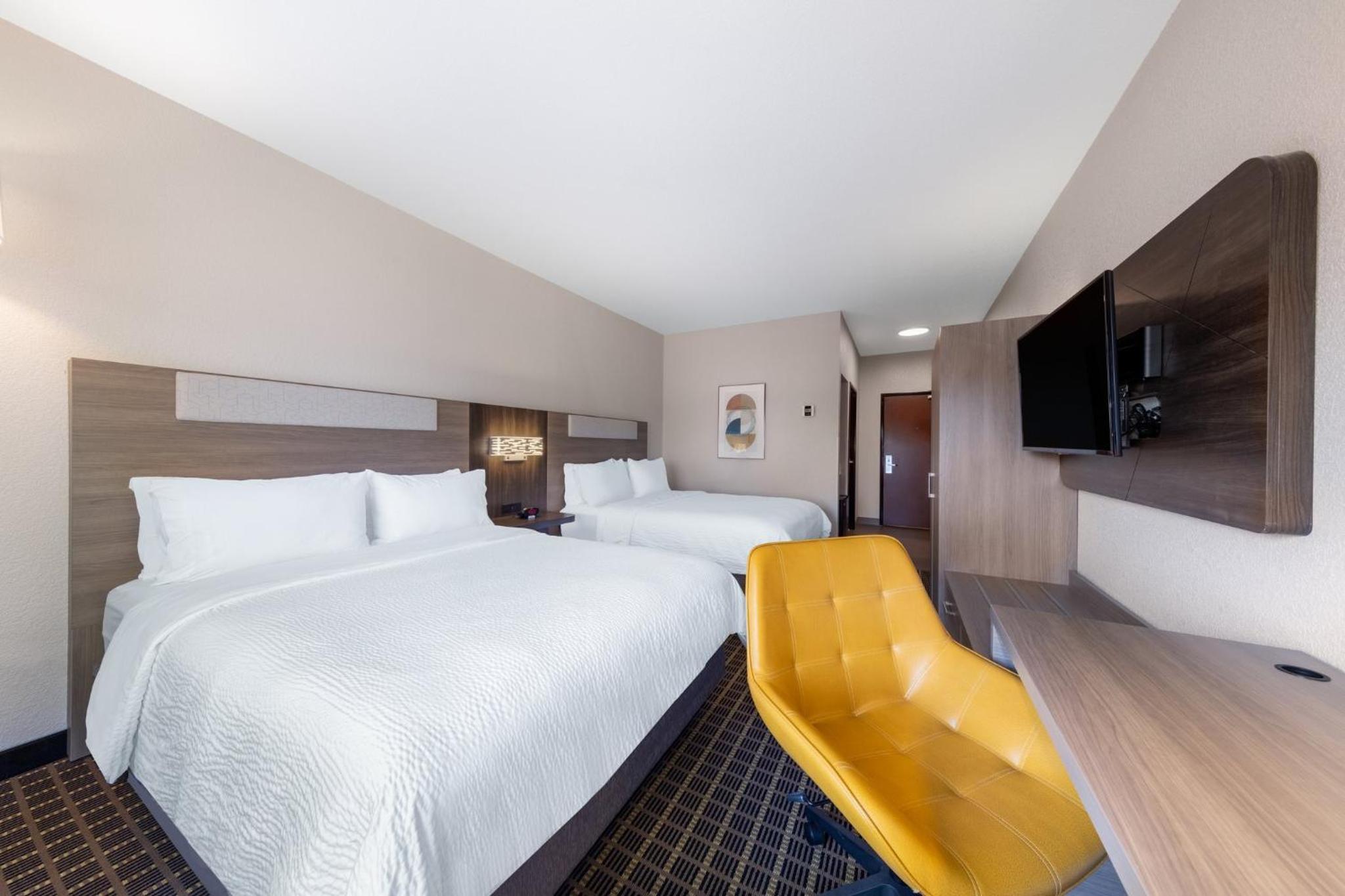 Standard Room with Two Queen Beds - Photo 2
