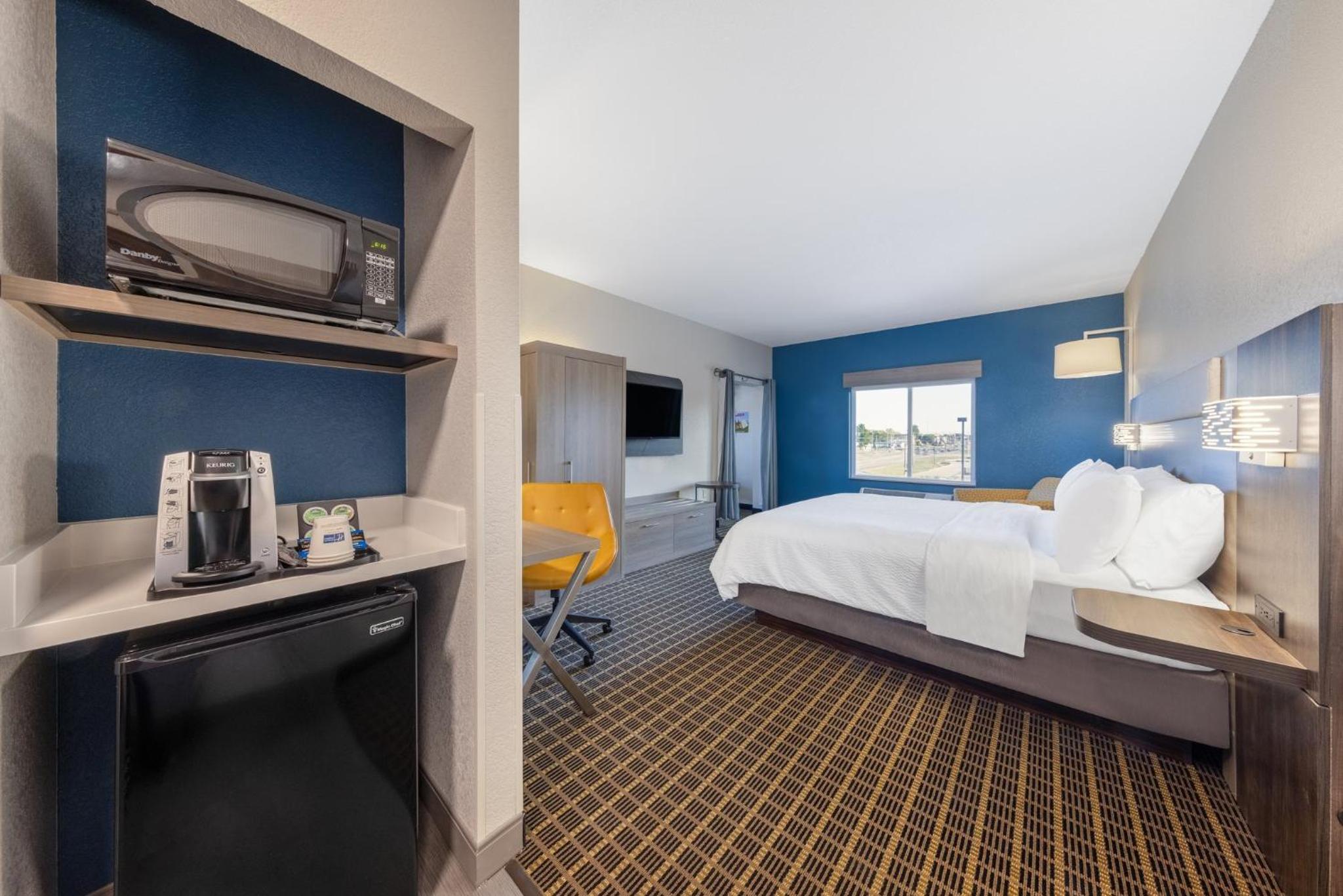 Kids Suite with King Bed - Non-Smoking - Photo 2