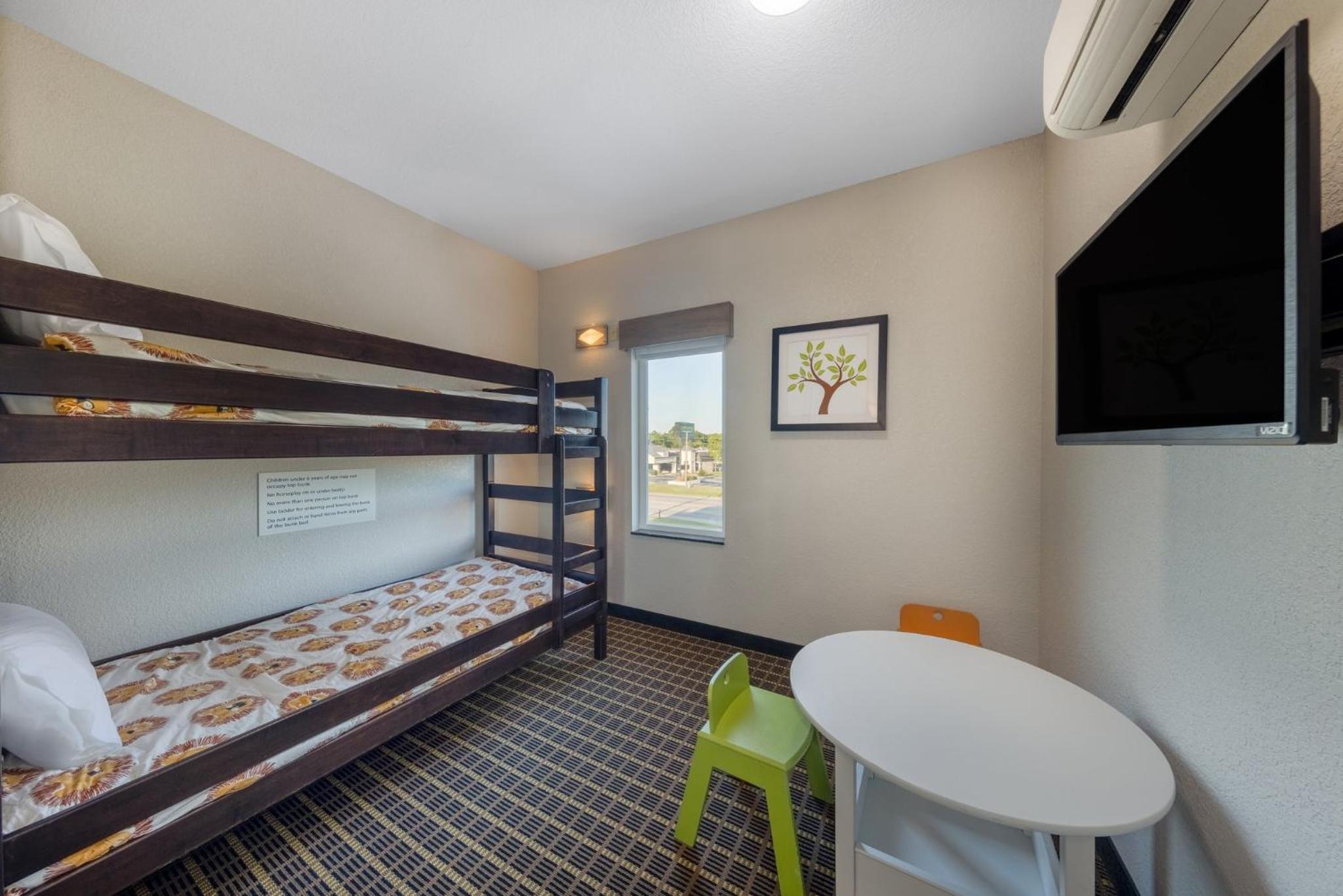 Kids Suite with King Bed - Non-Smoking - Photo 4