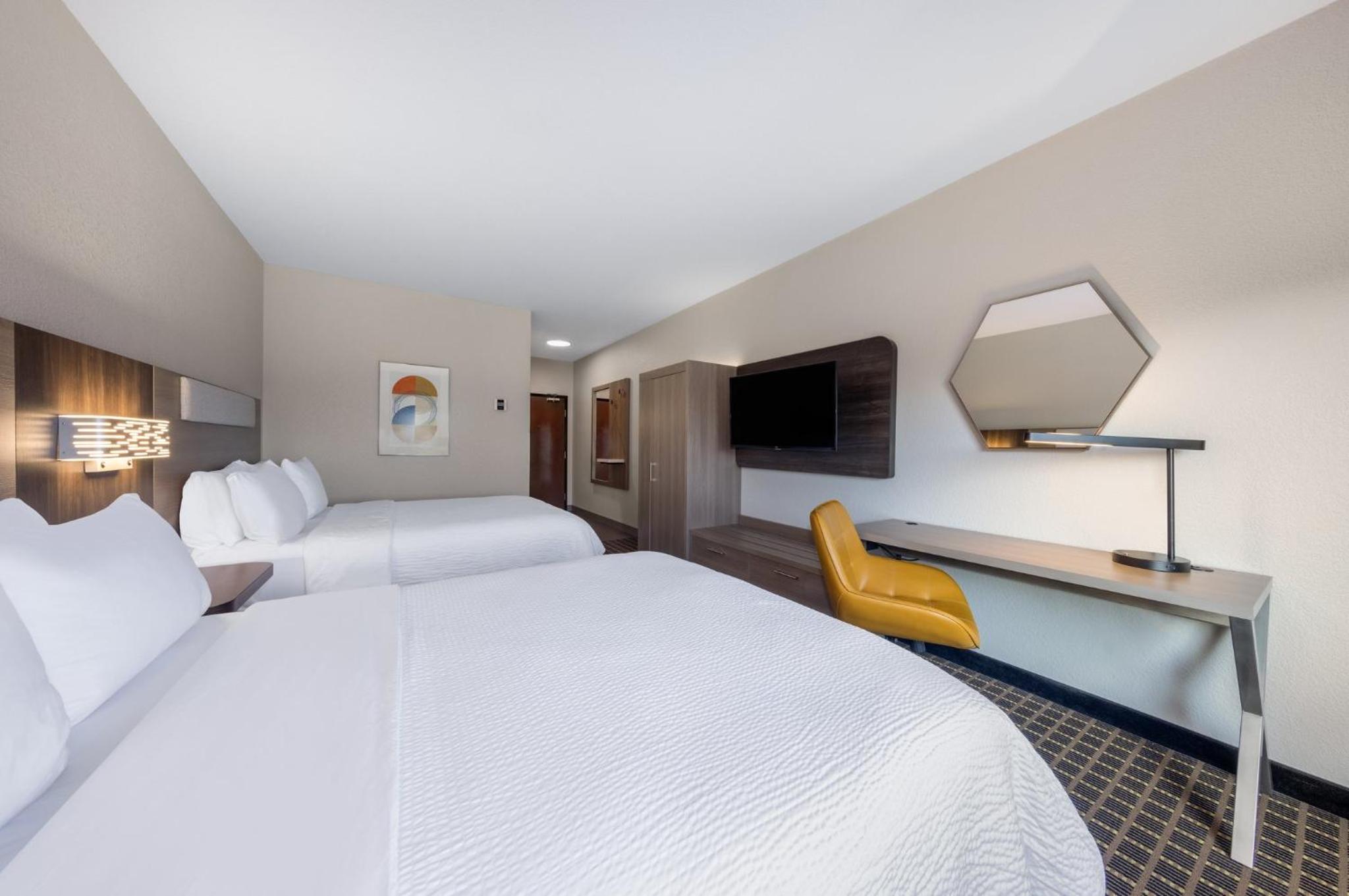 Standard Room with Two Queen Beds - Photo 4