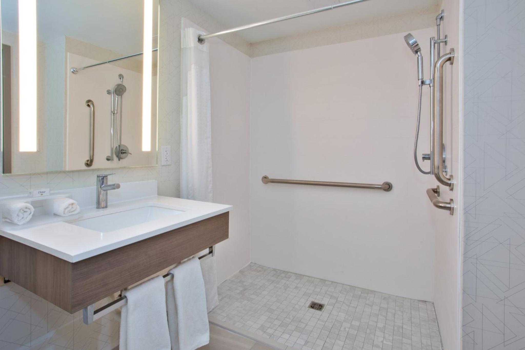 Standard Queen Room with Roll In Shower - Mobility/Communications Accessible