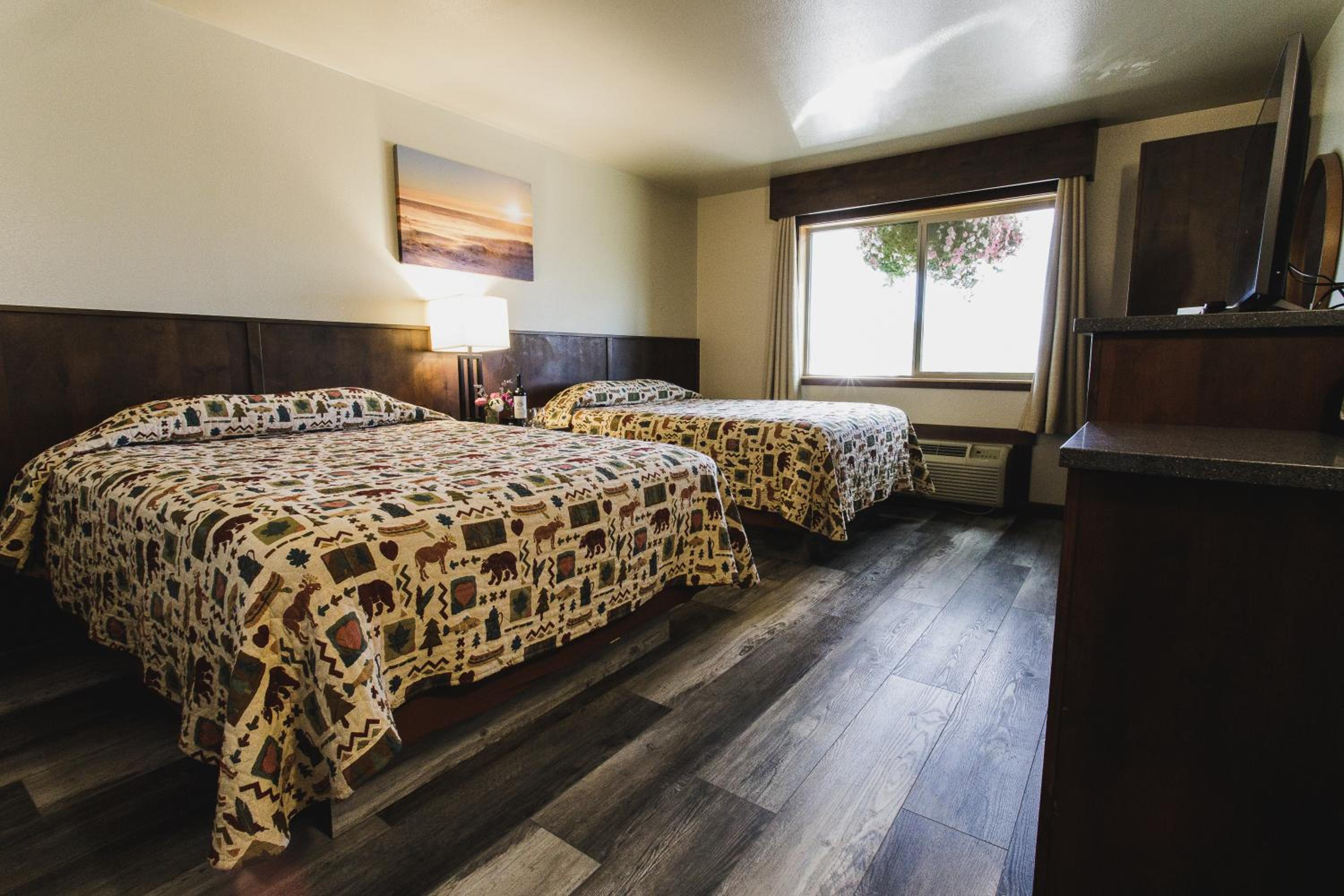 Queen Room with Two Queen Beds photo 1