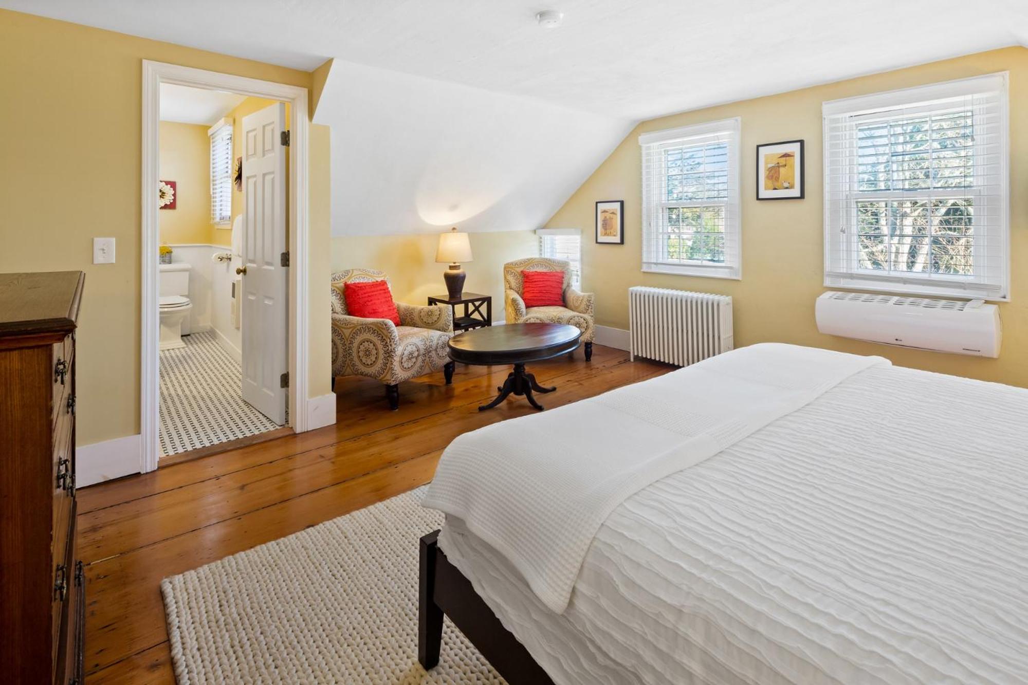 Deluxe King Room photo 1