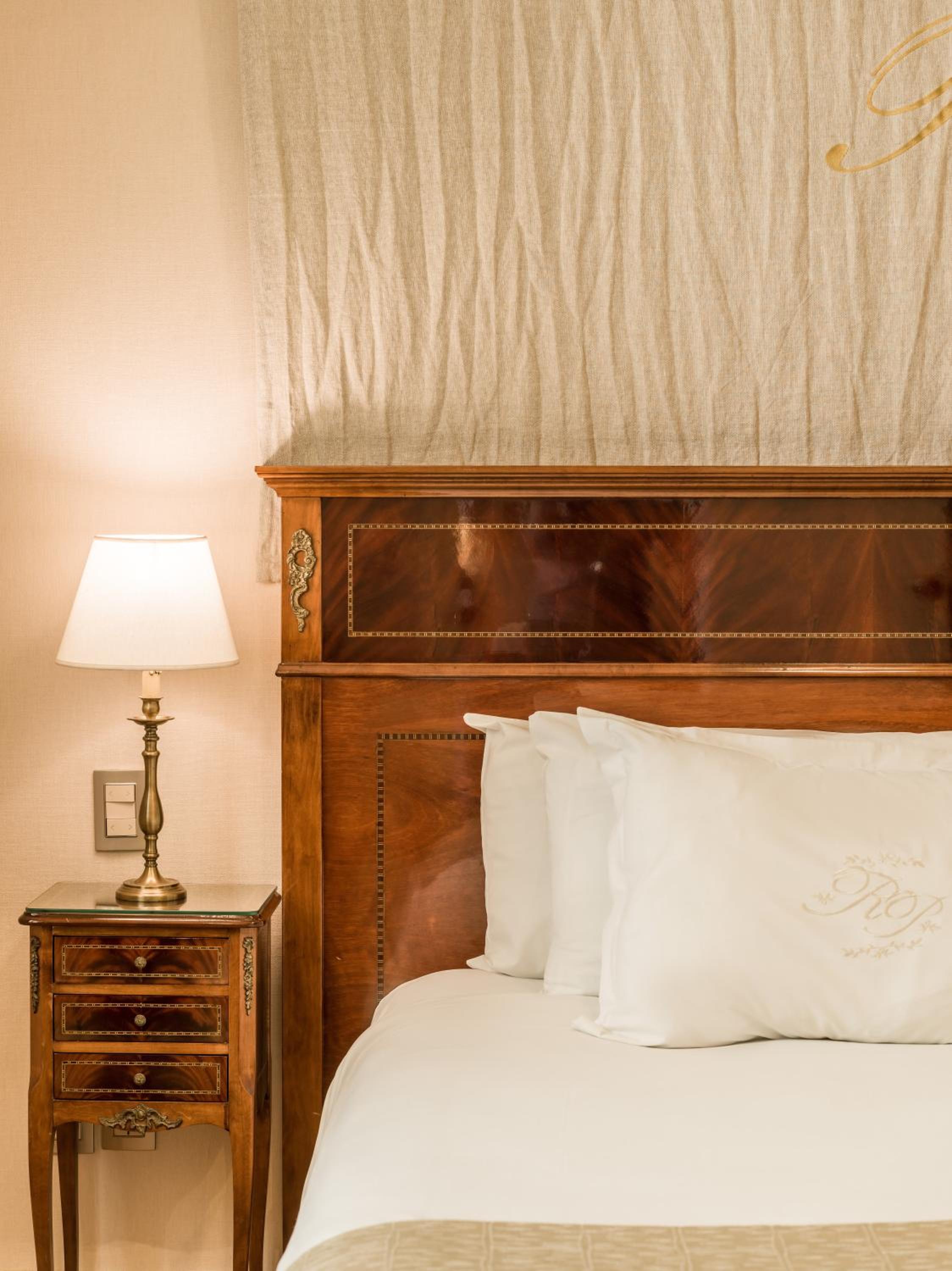 Melia Room King Bed thumbnail 6