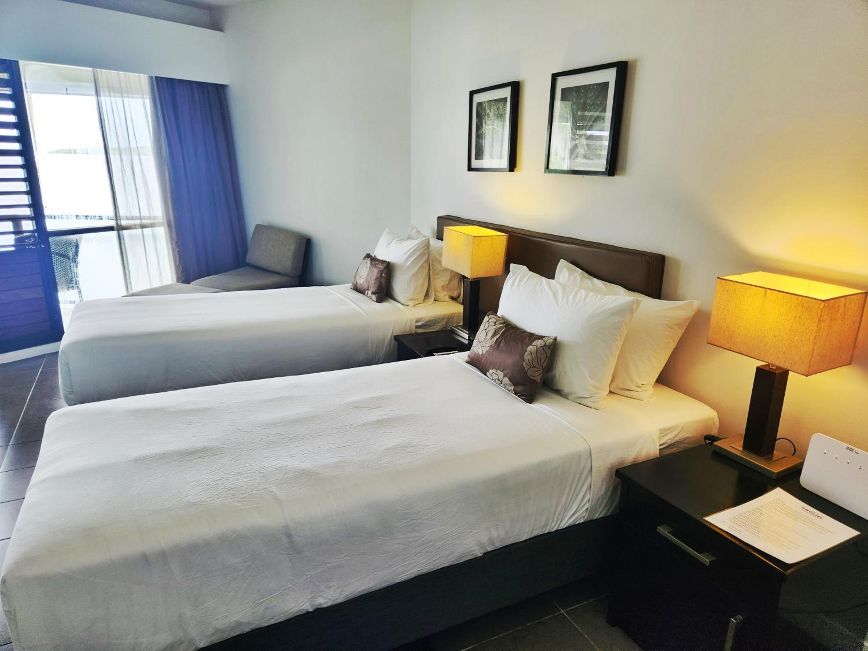 Deluxe King Room Ocean Front photo 3
