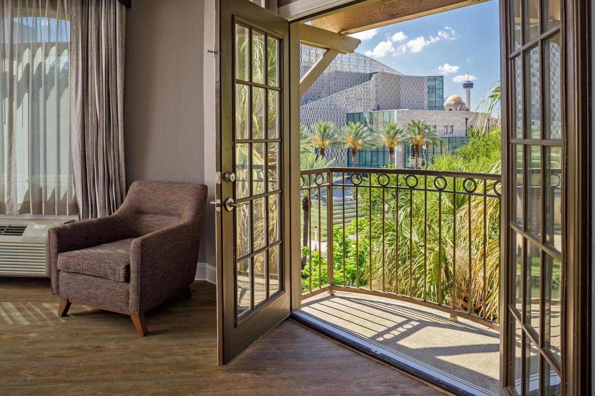 King Suite with Balcony - Photo 4