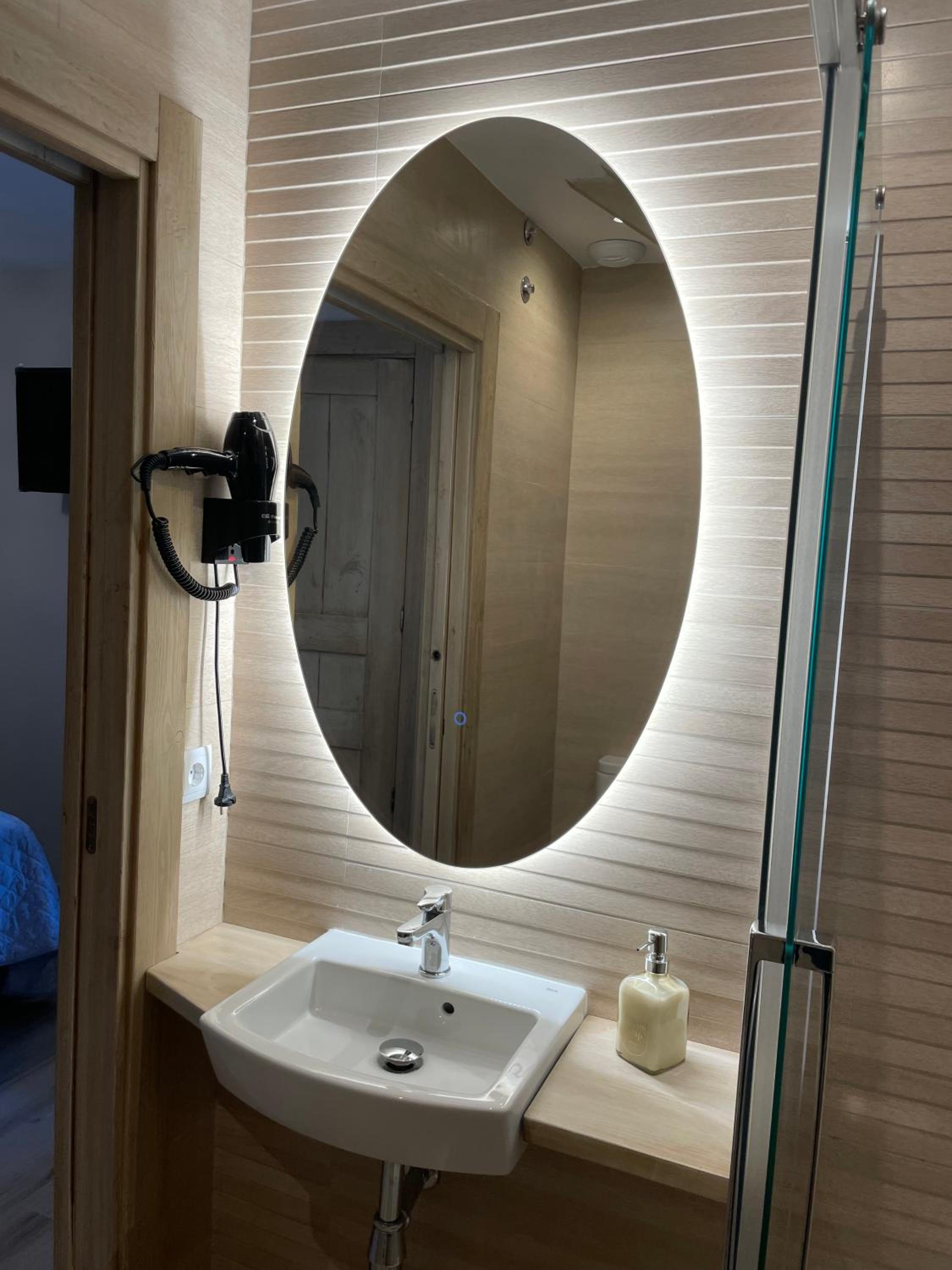 Deluxe Double Room - Photo 7