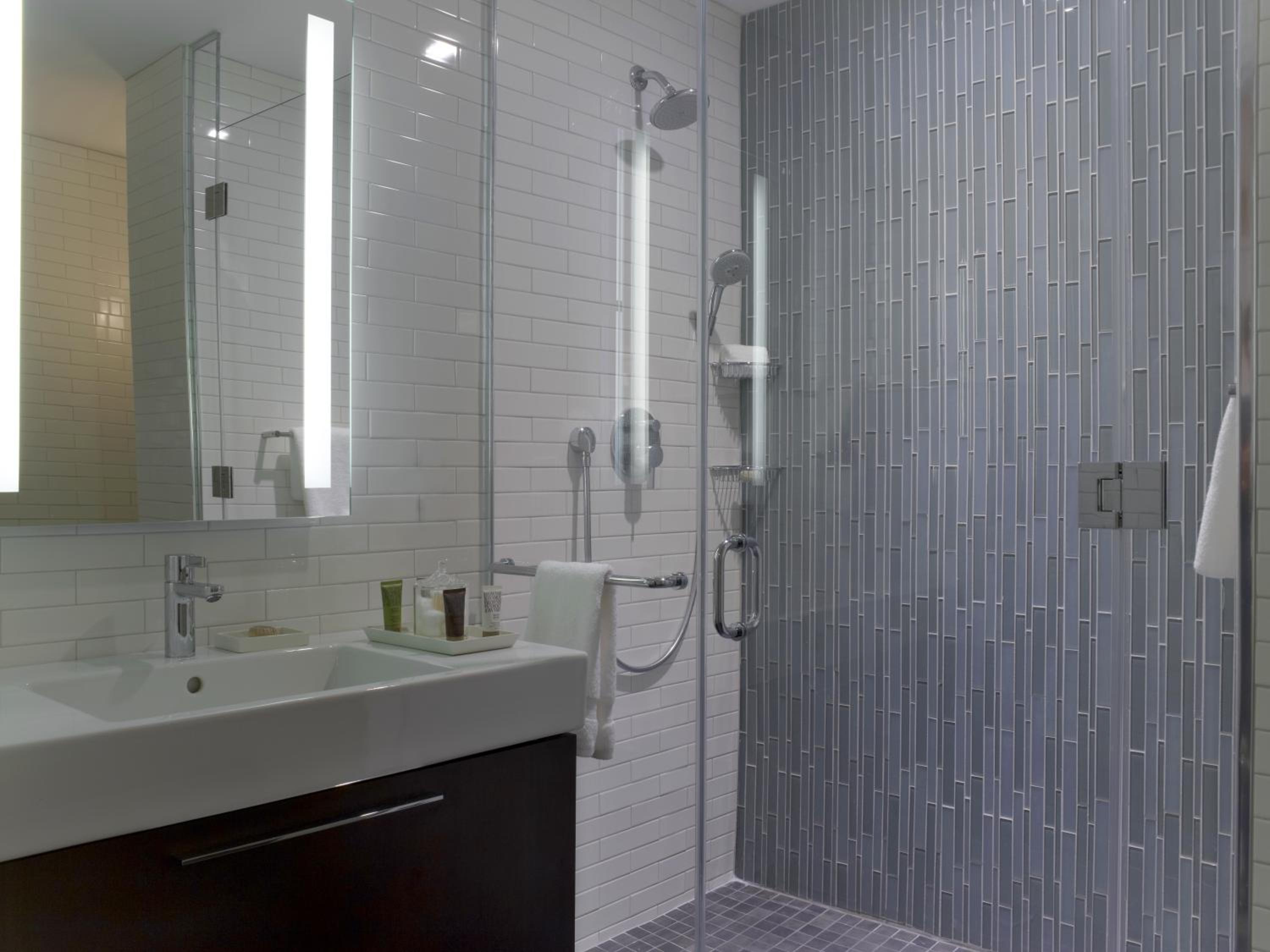 King Room with Roll-in Shower - Mobility Access/Non-Smoking photo 3