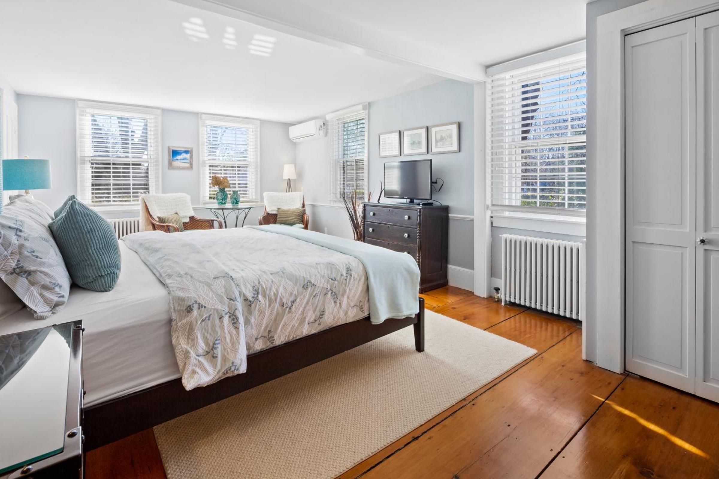 Deluxe King Room photo 1