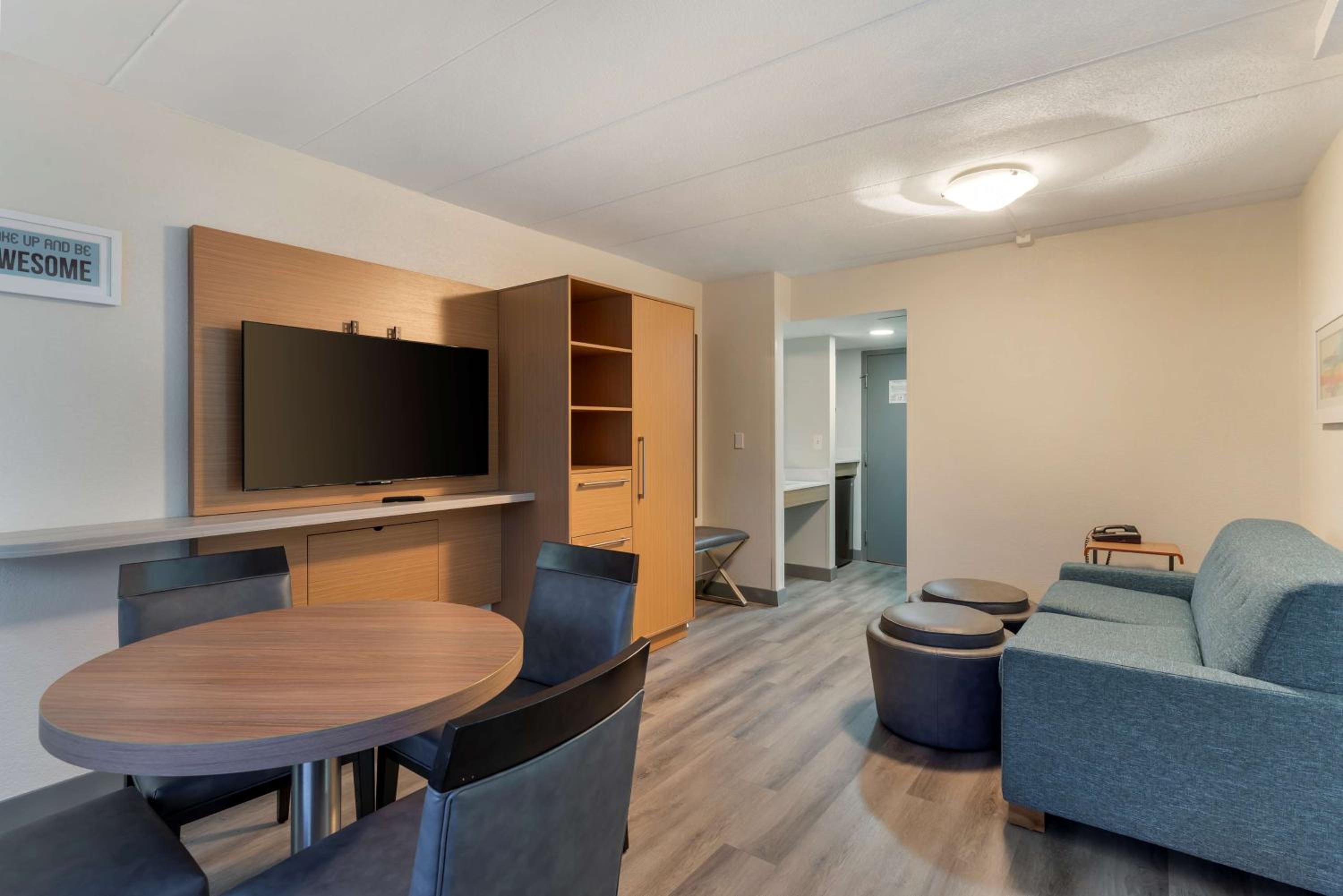 King Suite with Sofa Bed - Non-Smoking photo 2