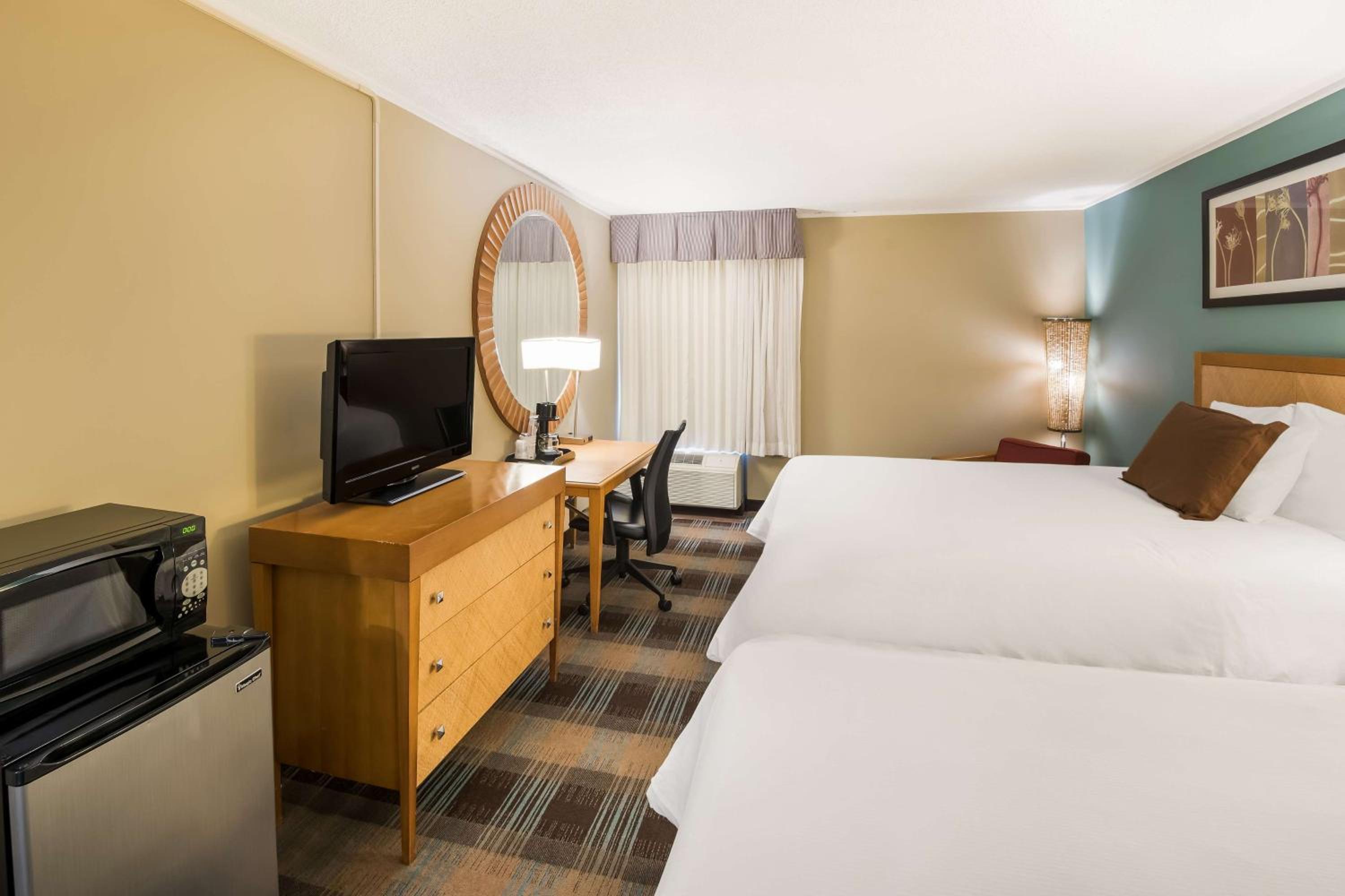 Queen Room with Two Queen Beds - Non-Smoking - Photo 3