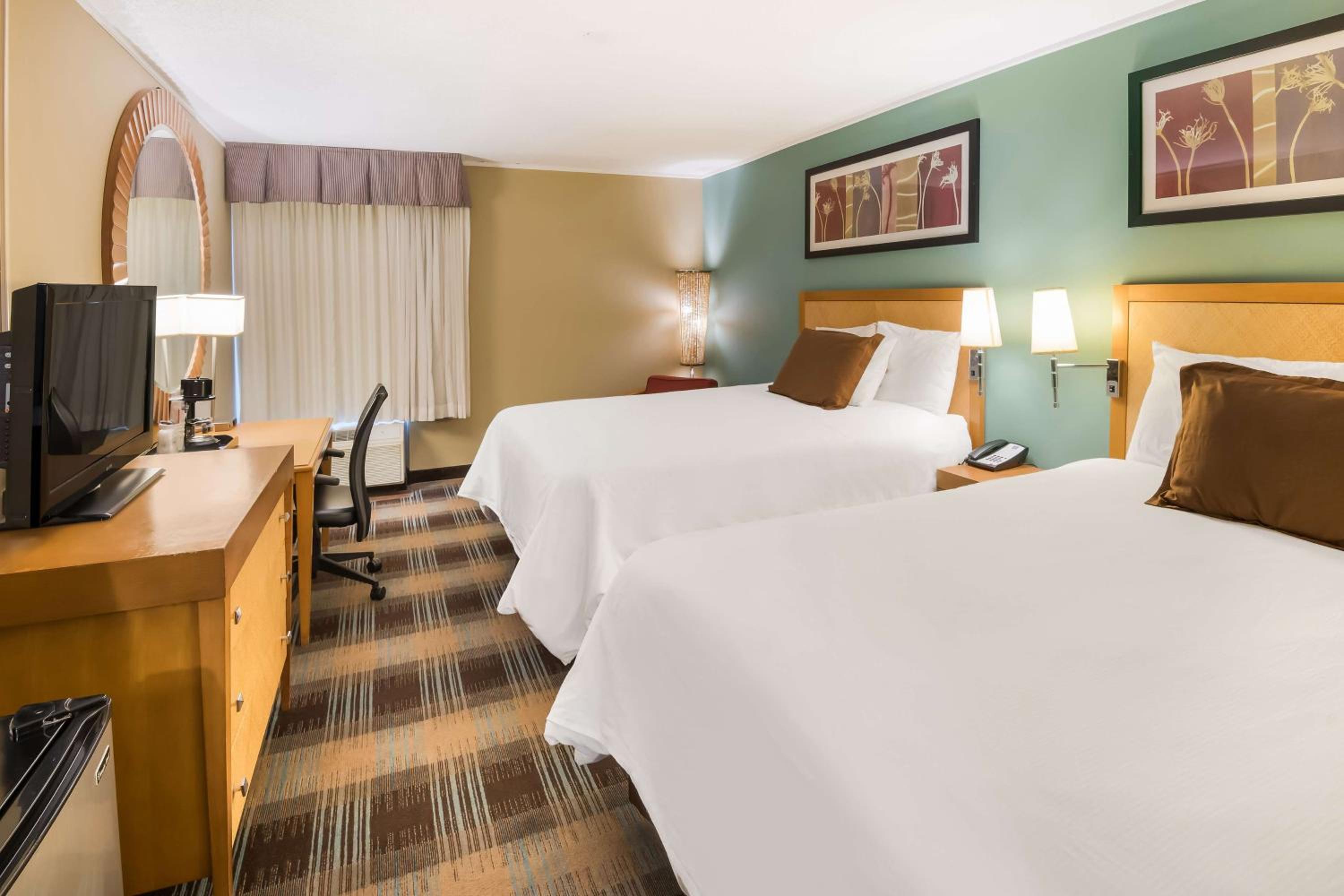Queen Room with Two Queen Beds - Non-Smoking - Photo 5
