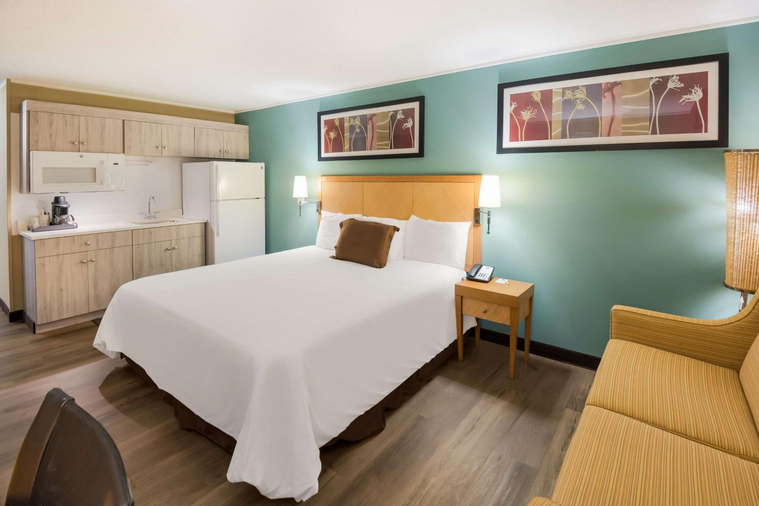 King Room with Kitchenette - Non-Smoking - Photo 2