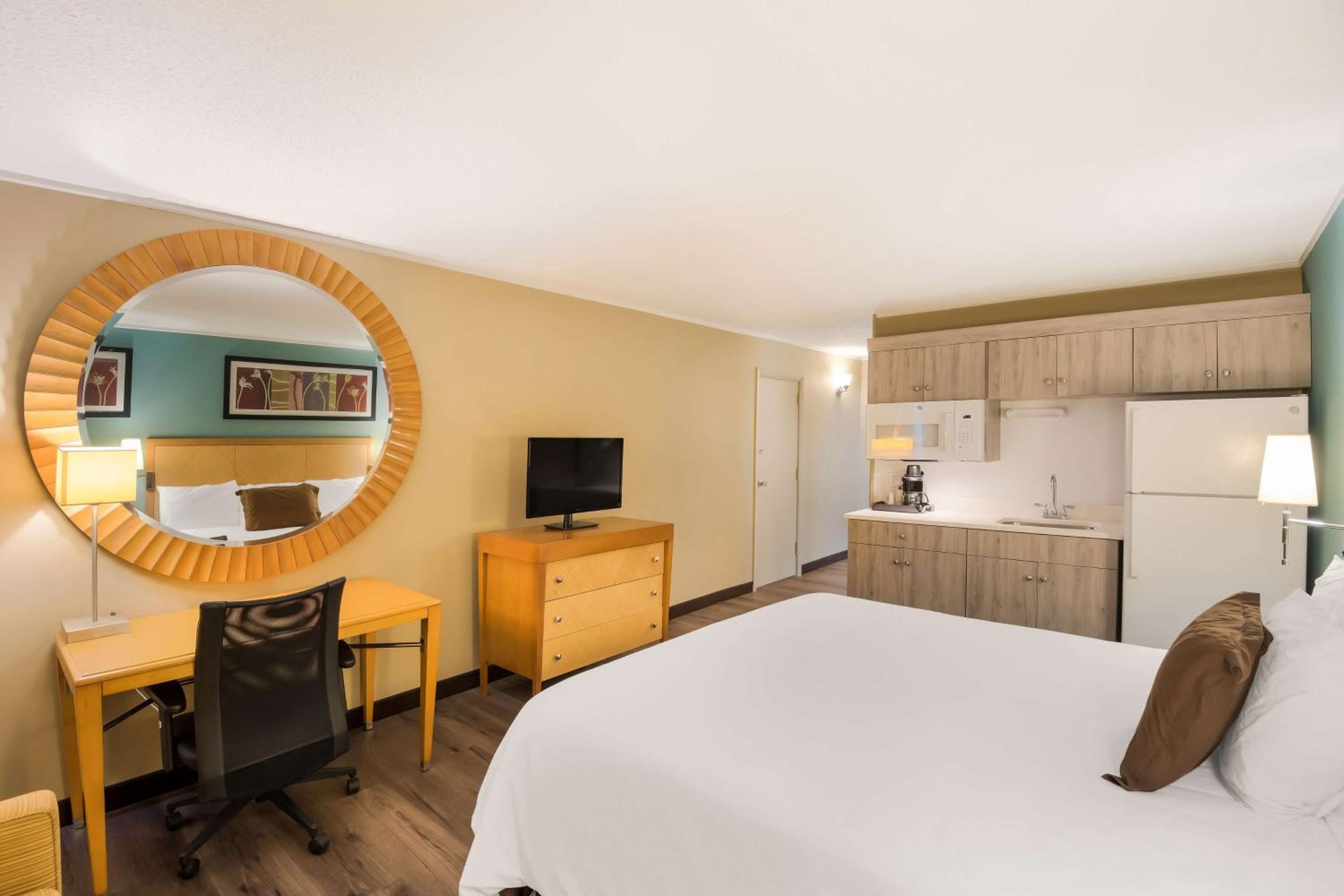King Room with Kitchenette - Non-Smoking - Photo 3