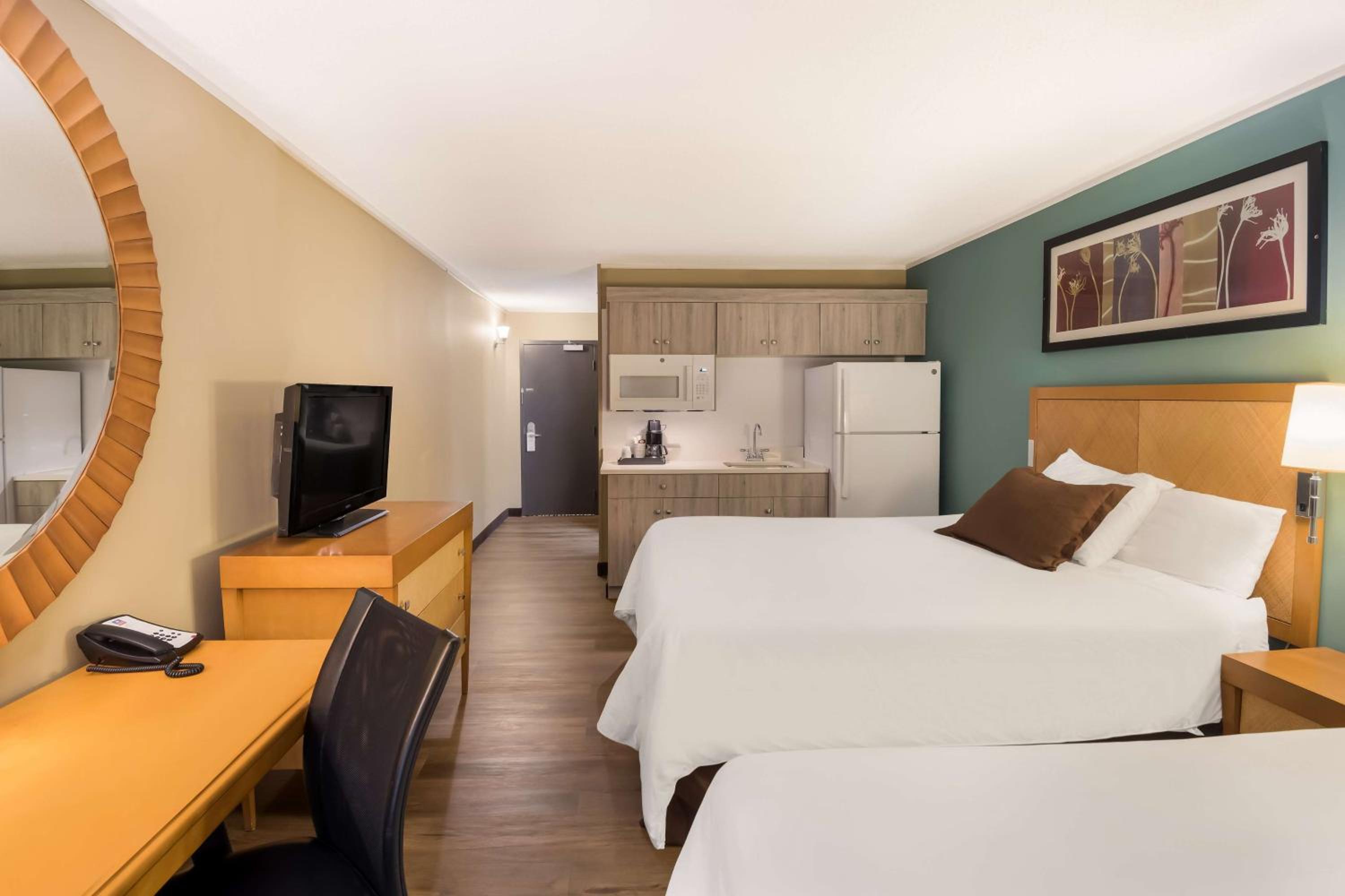 Queen Room with Two Queen Beds and Kitchenette - Non-Smoking - Photo 5