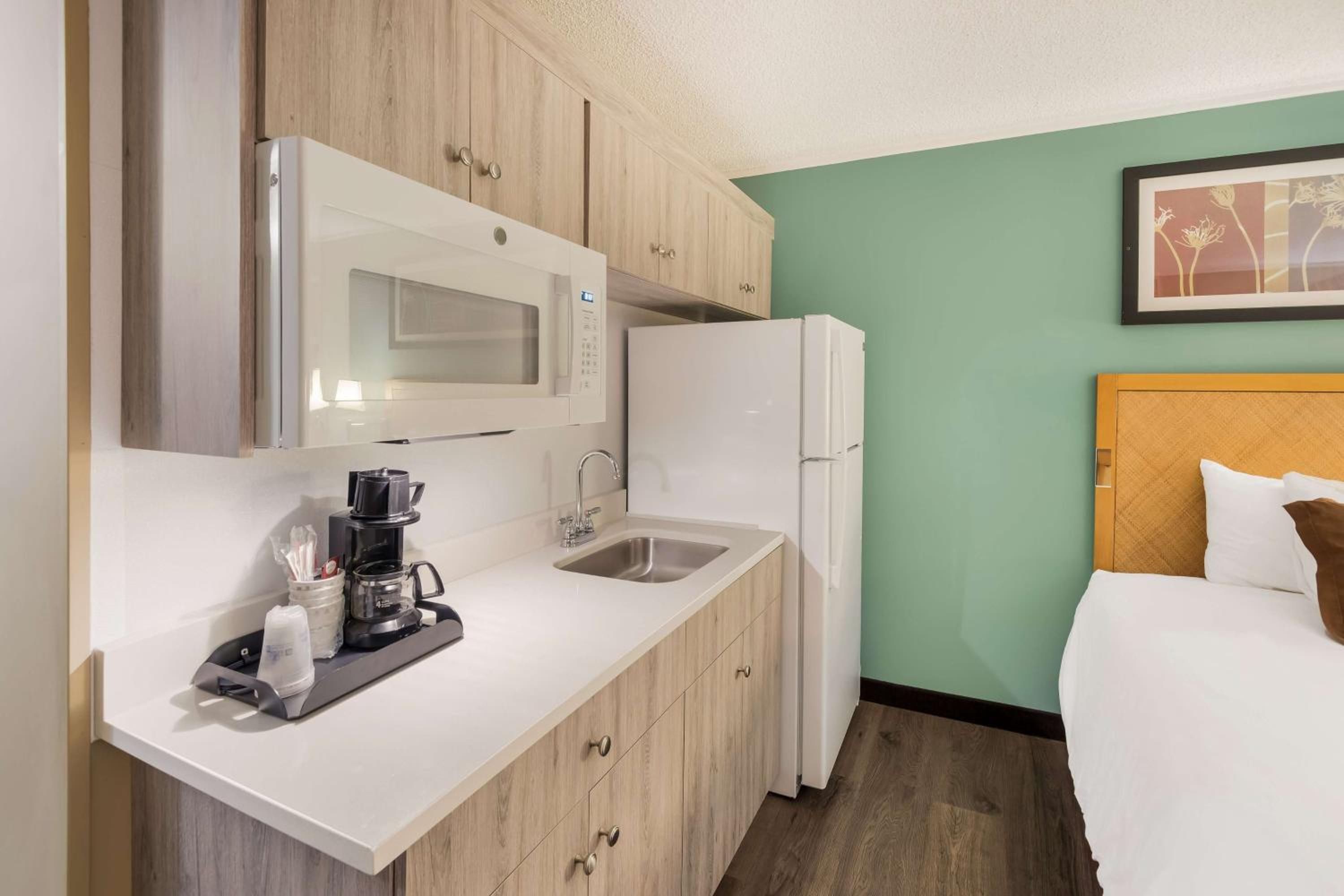 Queen Room with Two Queen Beds and Kitchenette - Non-Smoking - Photo 8
