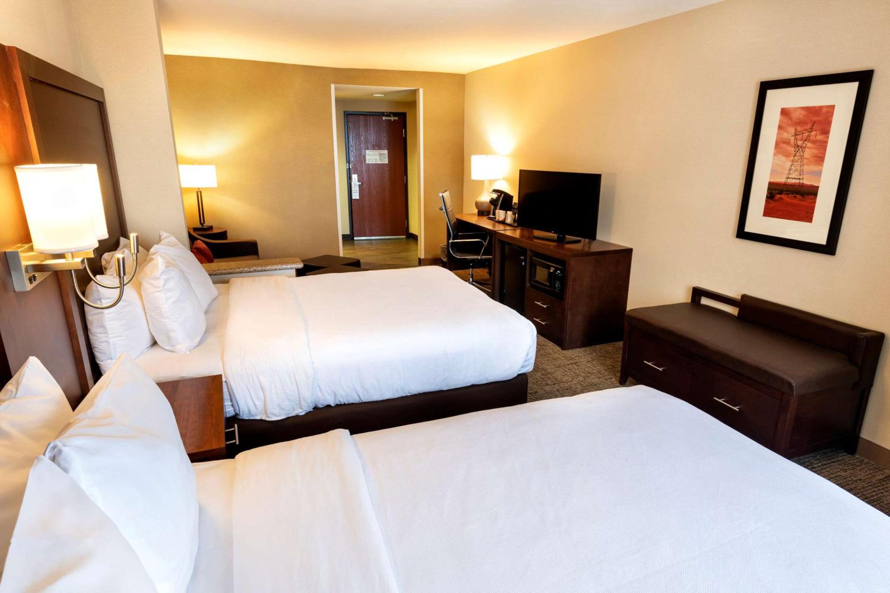 Queen Suite with Two Queen Beds and Sofa Bed - Photo 2