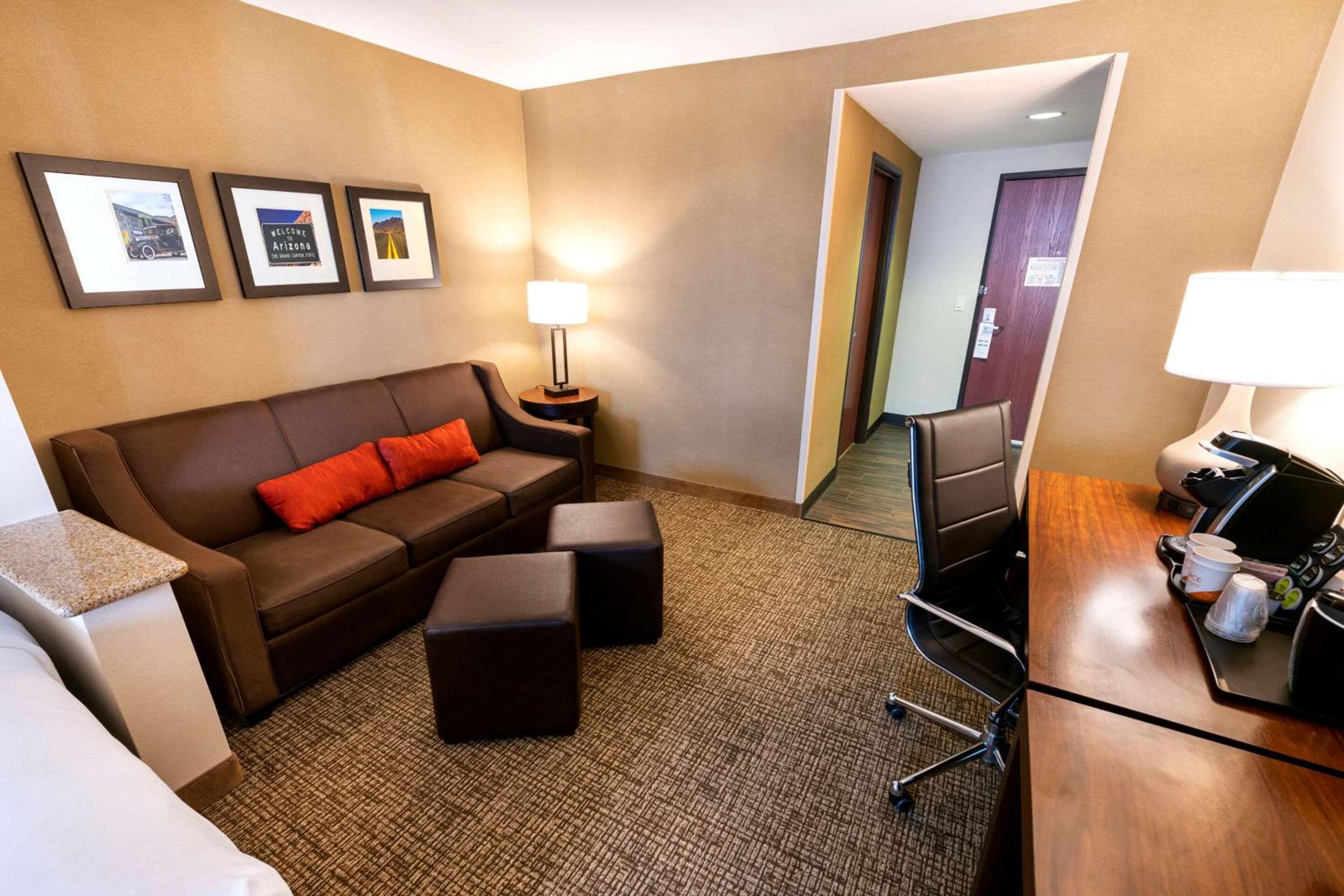 Queen Suite with Two Queen Beds and Sofa Bed - Photo 3