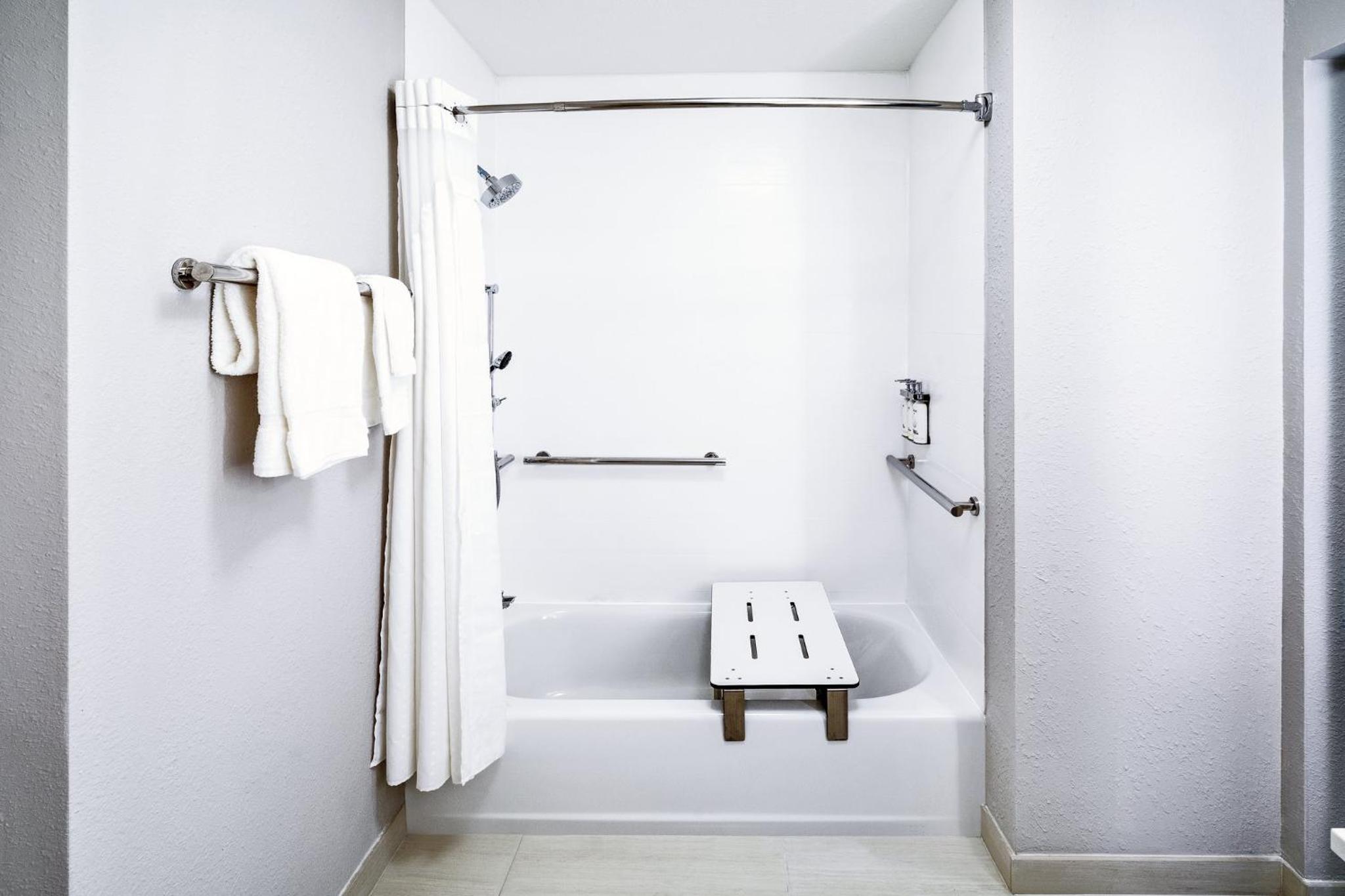 King Room - Mobility Access Tub - Non-Smoking - Photo 6