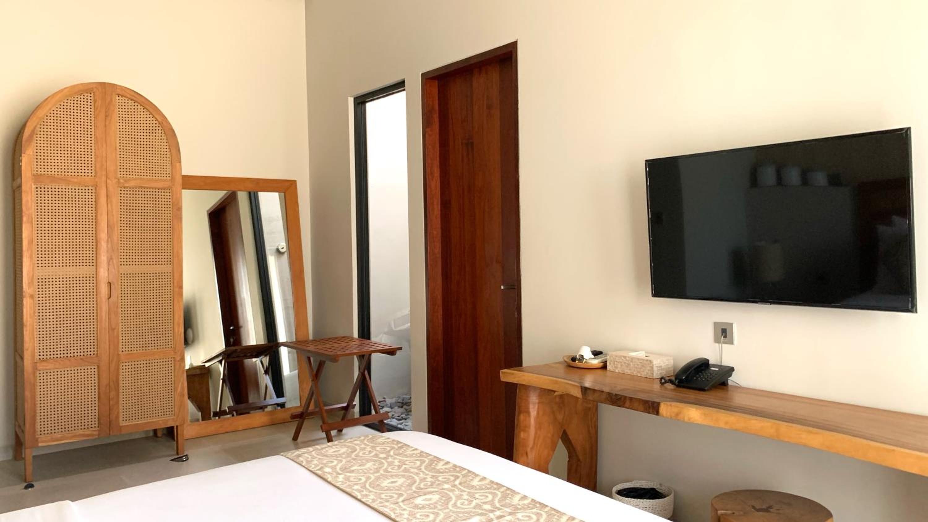 Deluxe King Room - Photo 1