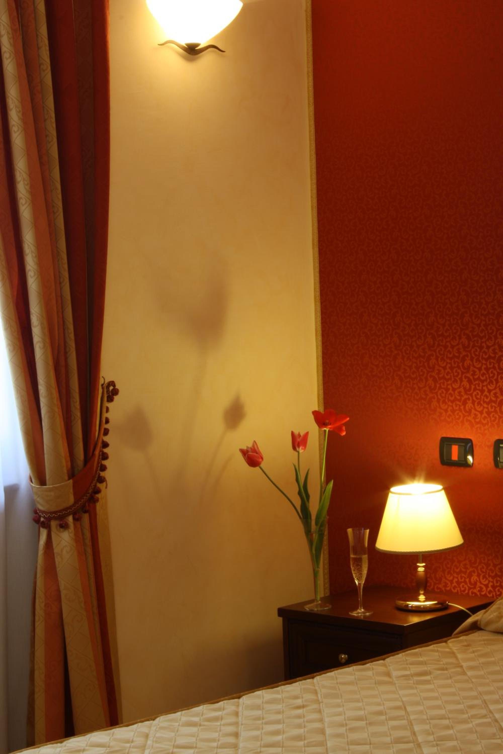 Standard Double or Twin Room - Photo 2
