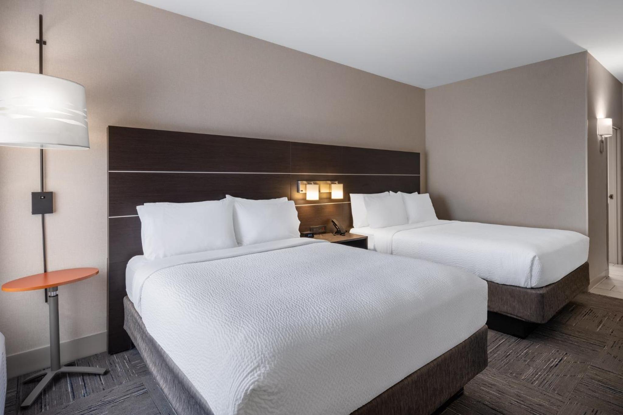 Standard Room with Two Queen Beds - Photo 1