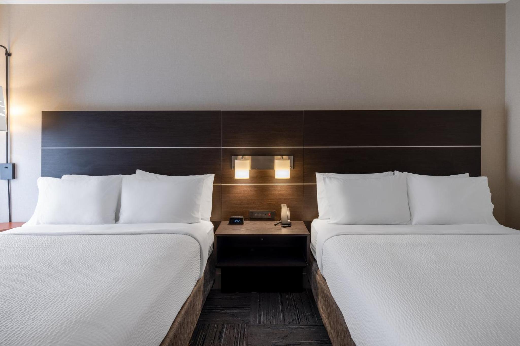 Standard Room with Two Queen Beds - Photo 2