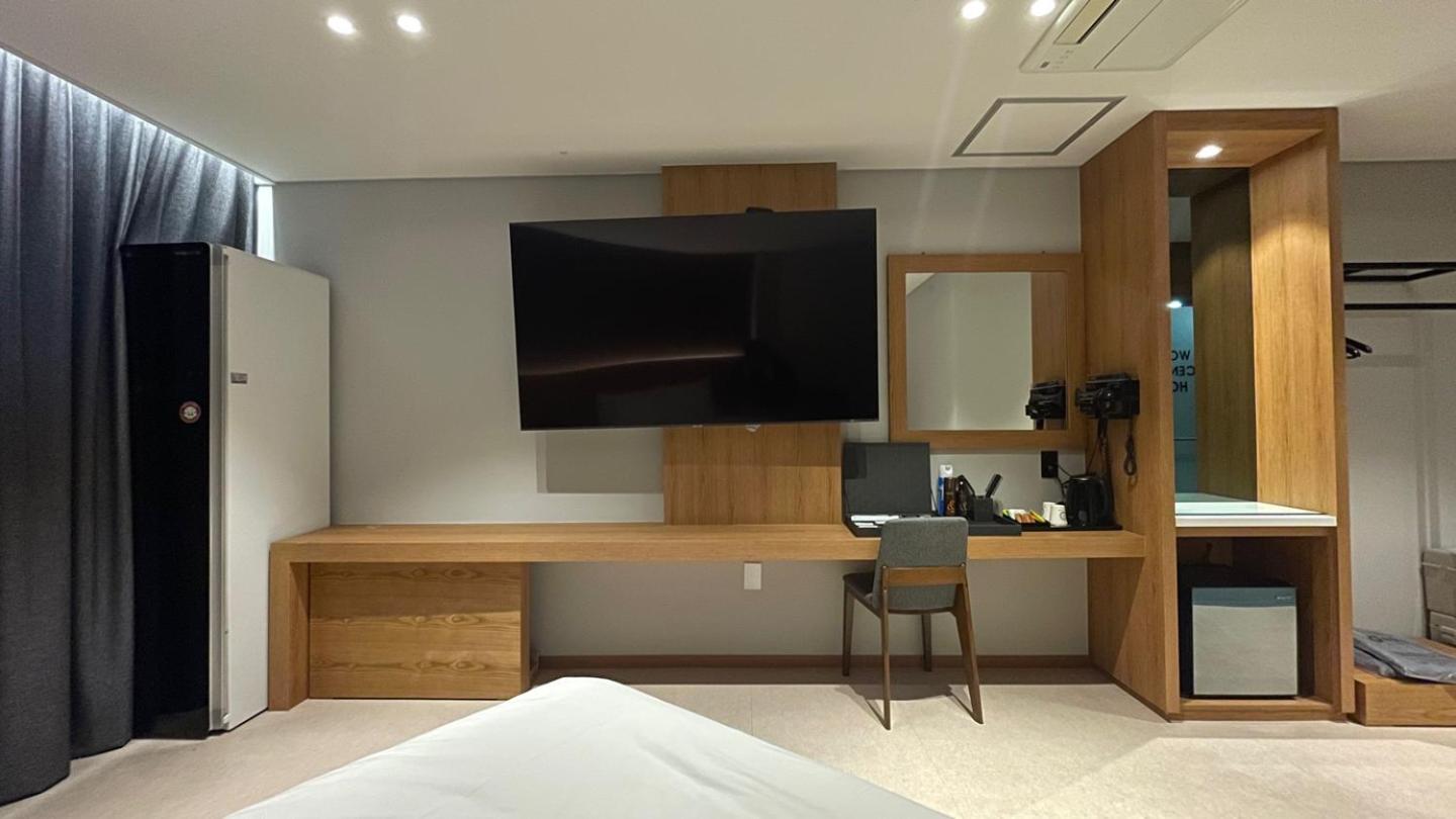 Corner Suite Room - Photo 2