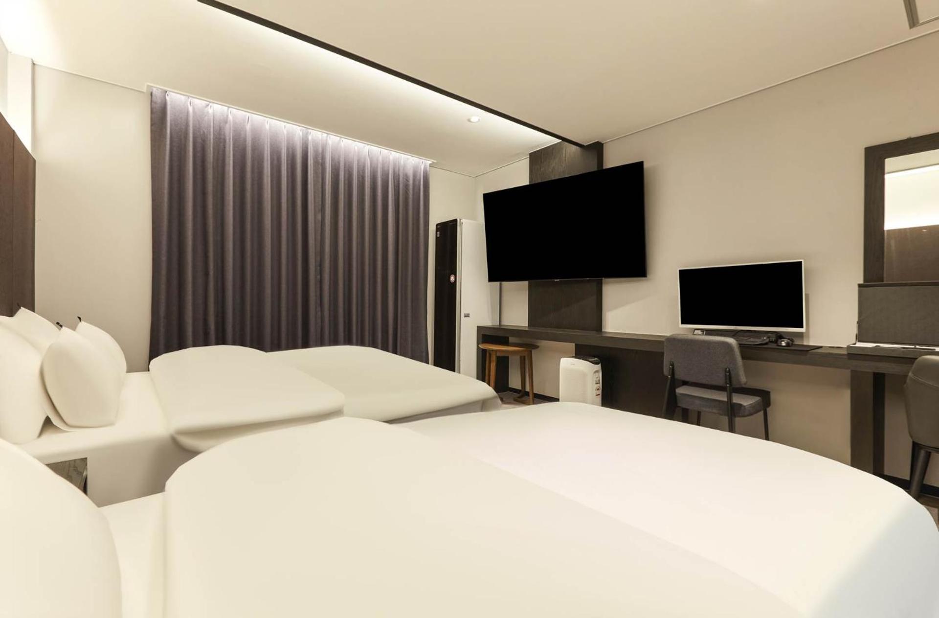 Business Twin Room - Photo 3