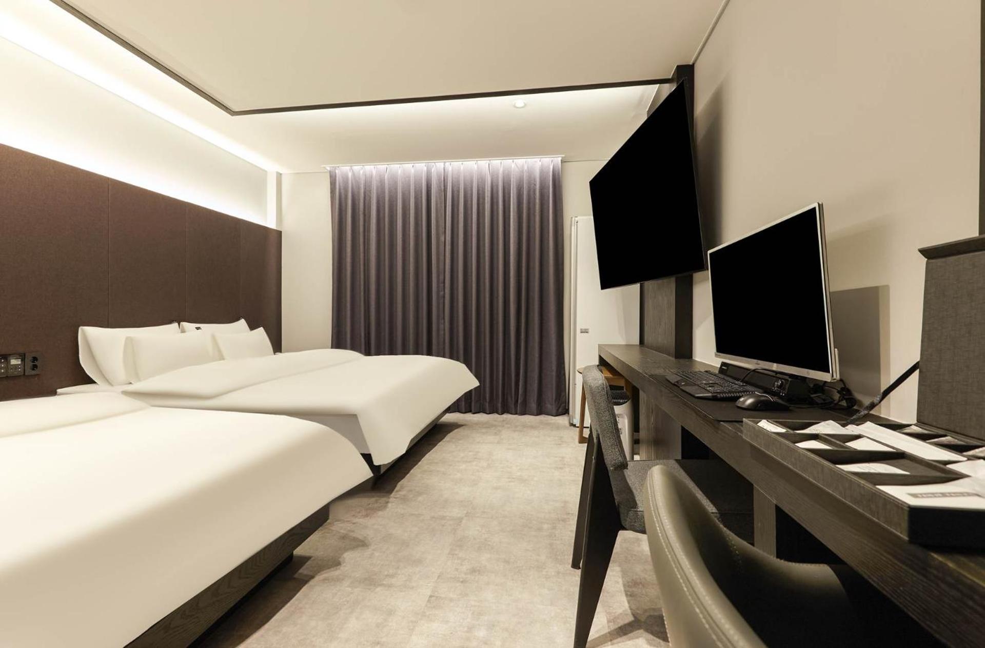 Business Twin Room - Photo 1