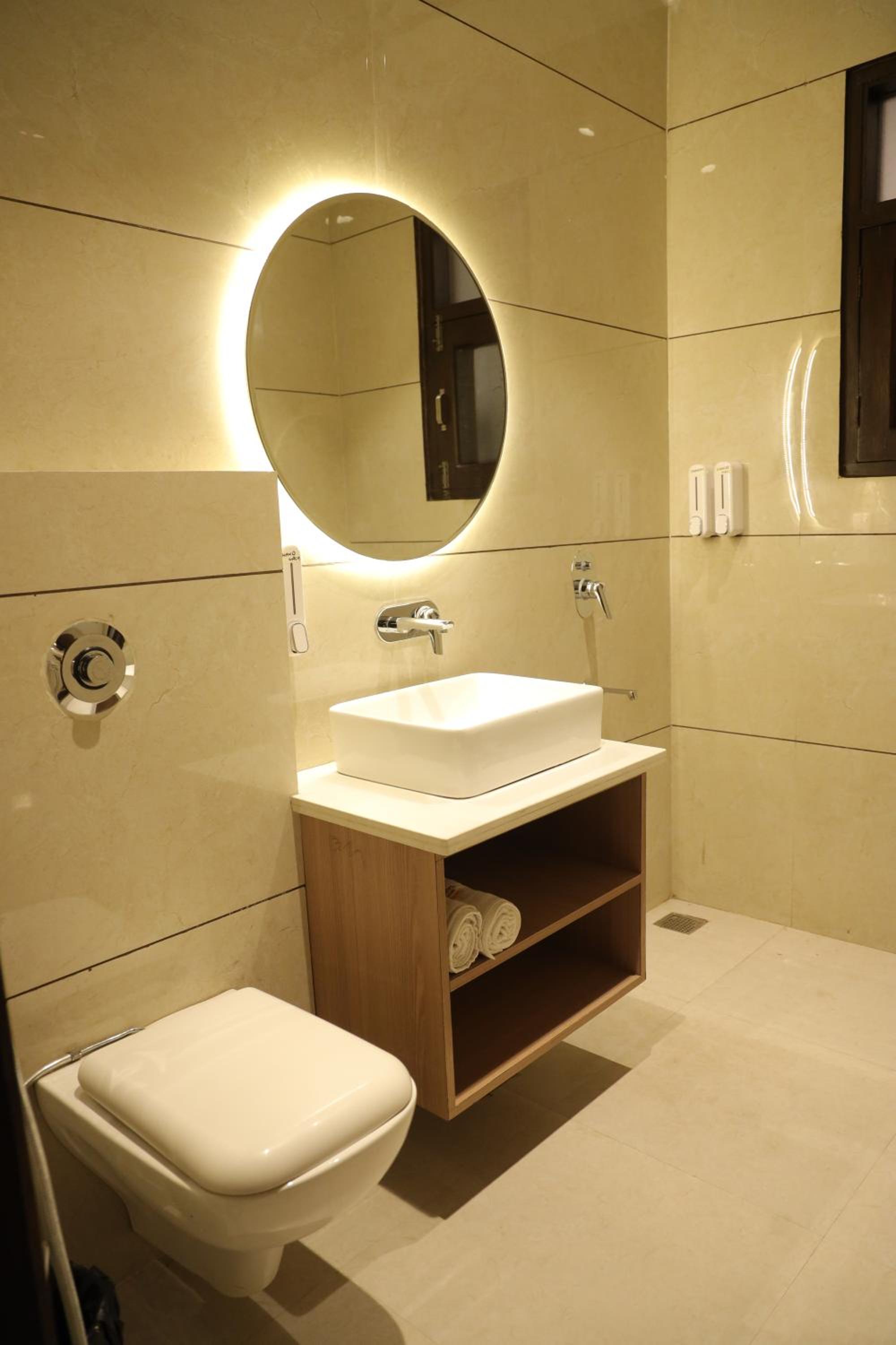 Deluxe King Room - Photo 17