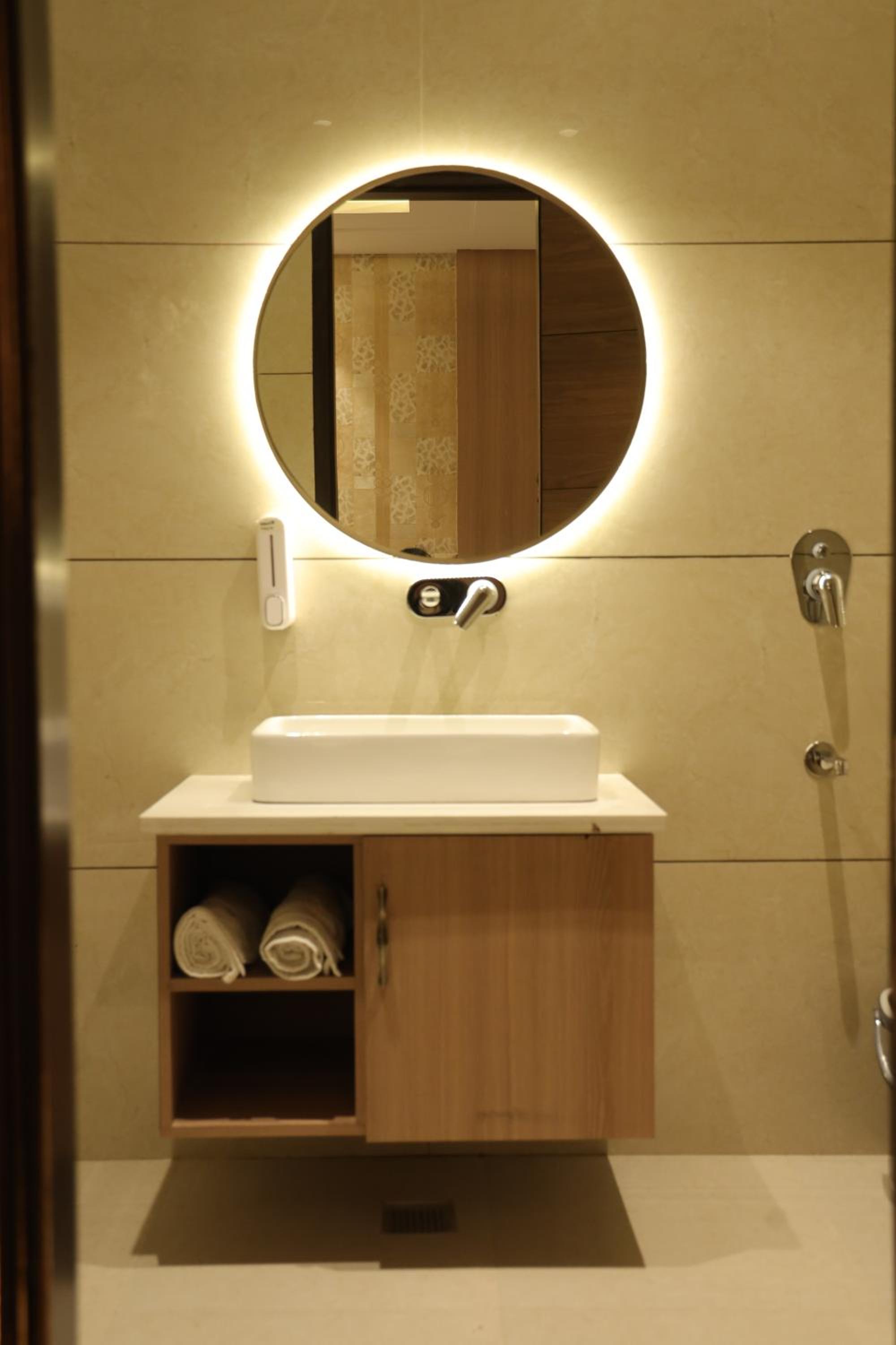 Deluxe King Room - Photo 13